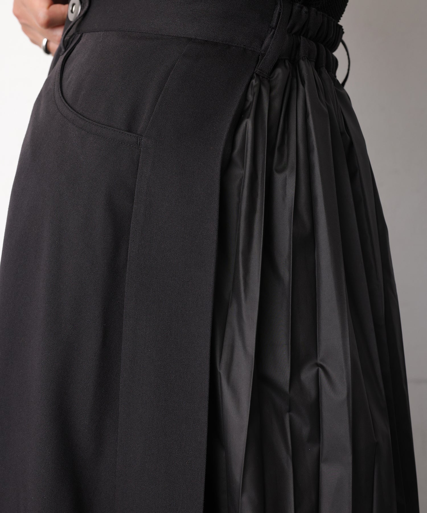 ワンズトゥルー ONE'S TRUE バックプリーツスカート (黒) 黒