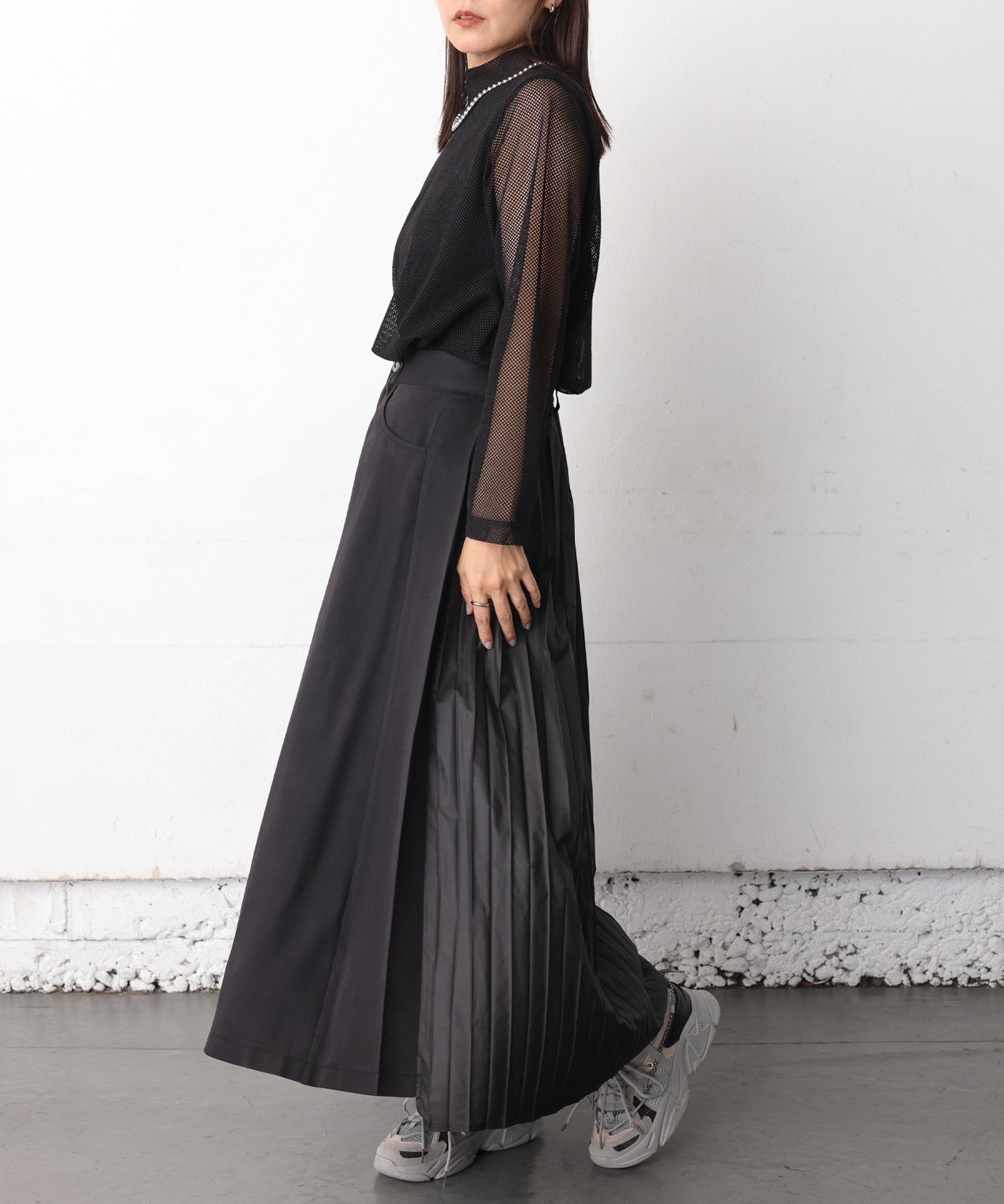 ワンズトゥルー ONE'S TRUE バックプリーツスカート (黒) 黒