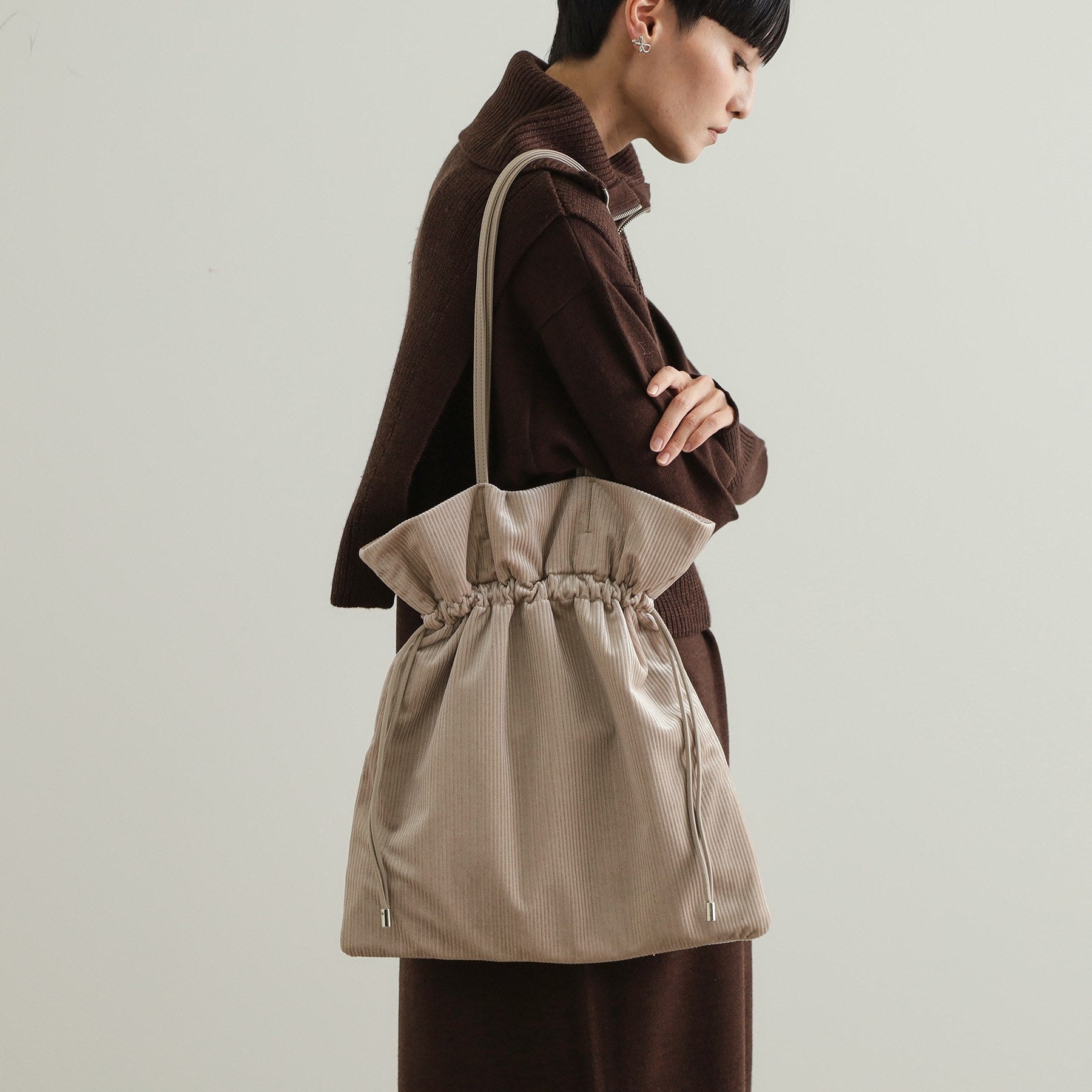 OPAQUE.CLIP OPAQUE.CLIP 【A4 Size Compatible】 Pleated Drawstring Shoulder Bag