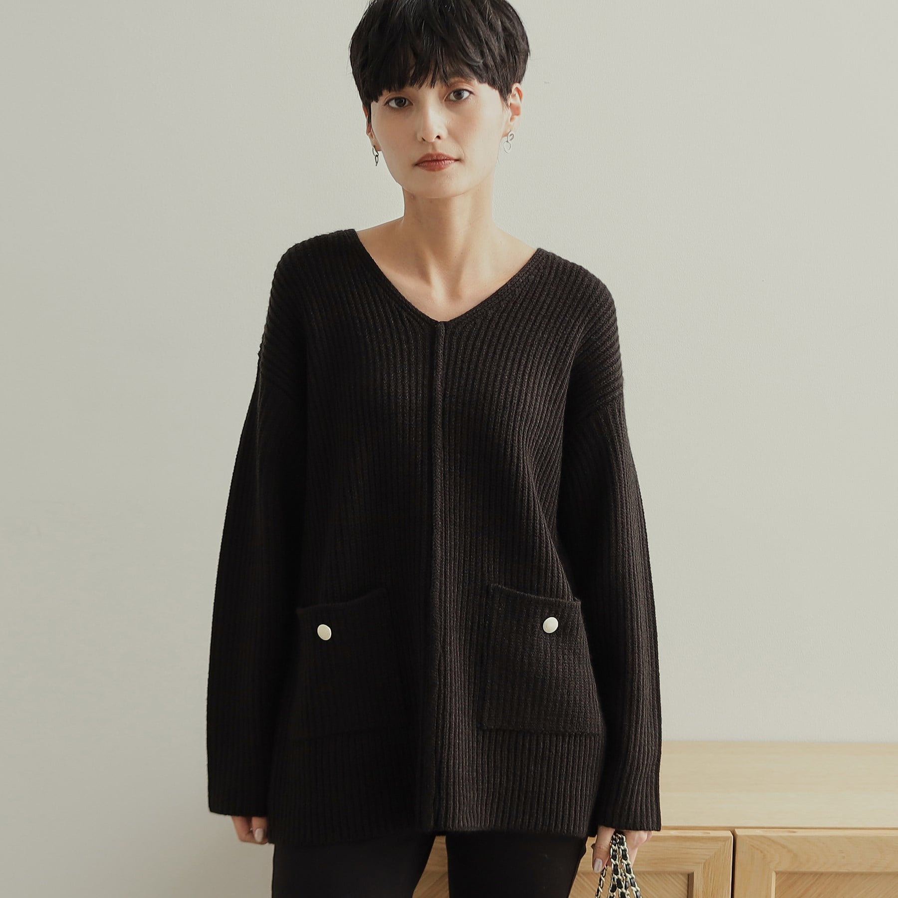オペーク ドット クリップ OPAQUE.CLIP 金ボタン付ポケットVネックニット【洗濯機洗い可】,ブラック(019)
