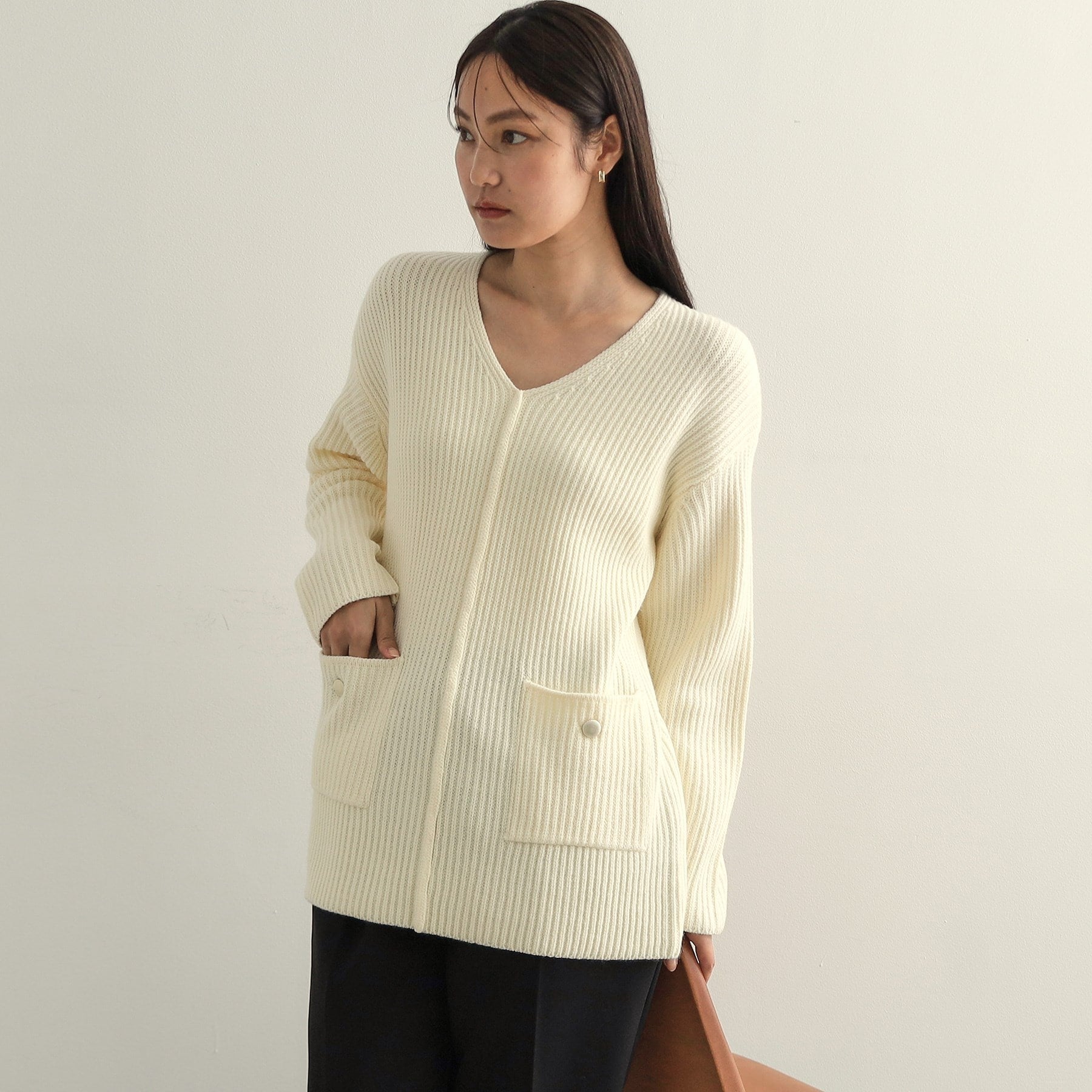 オペーク ドット クリップ OPAQUE.CLIP 金ボタン付ポケットVネックニット【洗濯機洗い可】