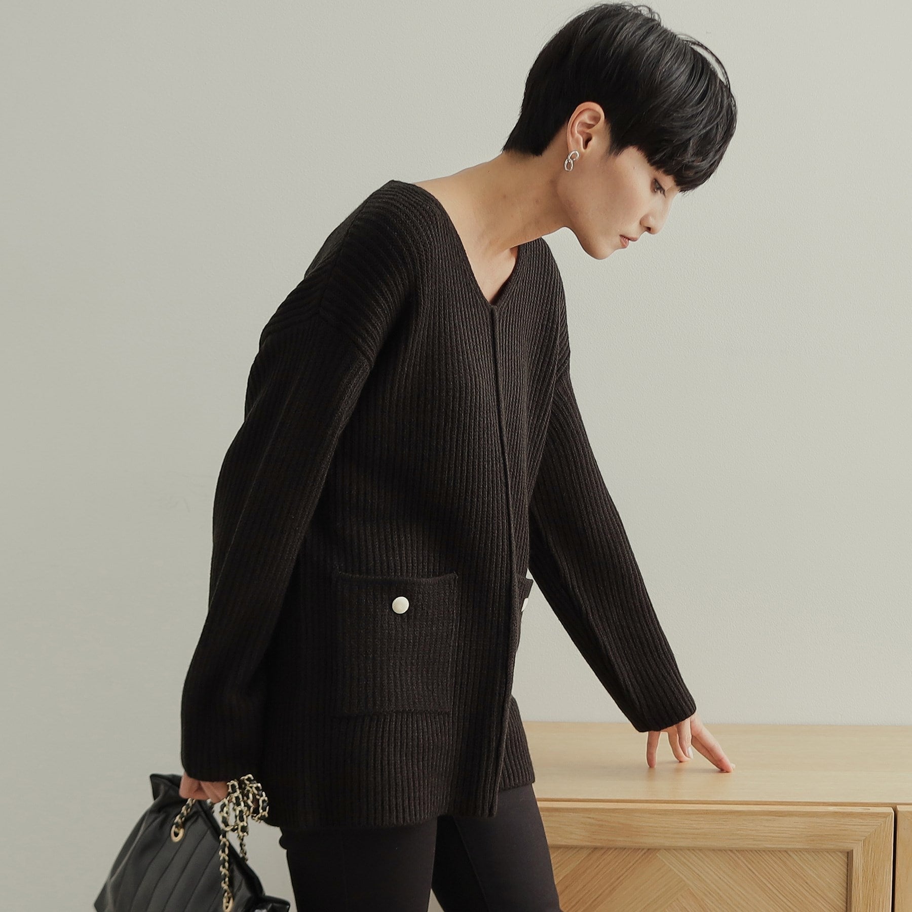 オペーク ドット クリップ OPAQUE.CLIP 金ボタン付ポケットVネックニット【洗濯機洗い可】