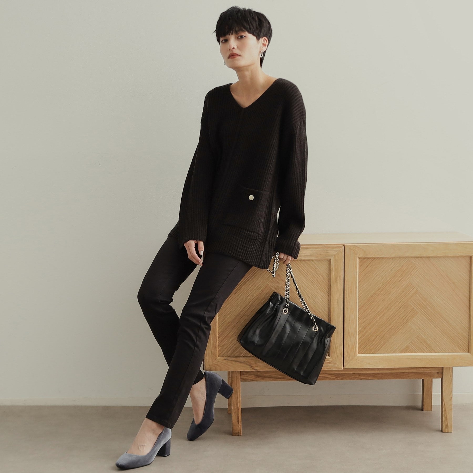 オペーク ドット クリップ OPAQUE.CLIP 金ボタン付ポケットVネックニット【洗濯機洗い可】