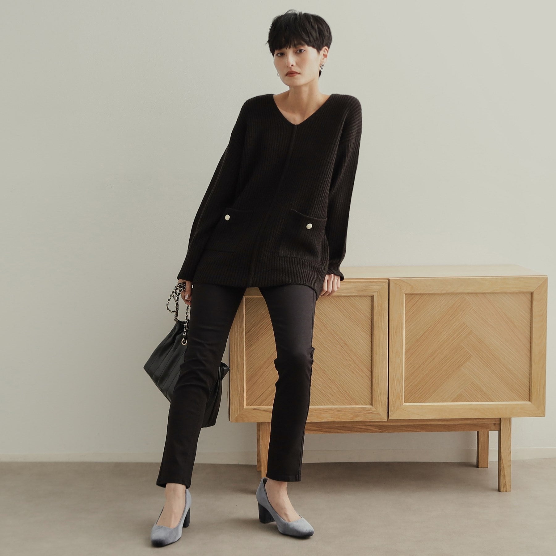 オペーク ドット クリップ OPAQUE.CLIP 金ボタン付ポケットVネックニット【洗濯機洗い可】