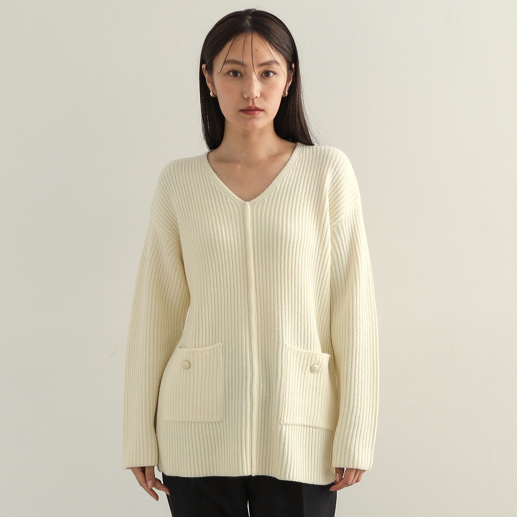 オペーク ドット クリップ OPAQUE.CLIP 金ボタン付ポケットVネックニット【洗濯機洗い可】