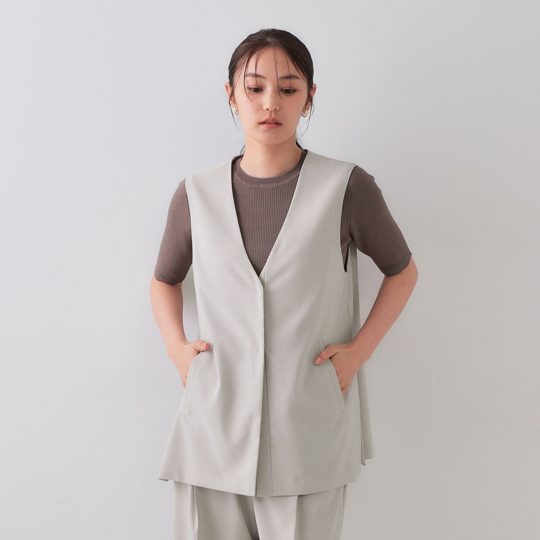 オペーク ドット クリップ OPAQUE.CLIP UV ストレッチVネックジレ/セットアップ対応【洗濯機洗い可/接触冷感/抗ピル】 (ライトグレー(011)) ライトグレー(011)