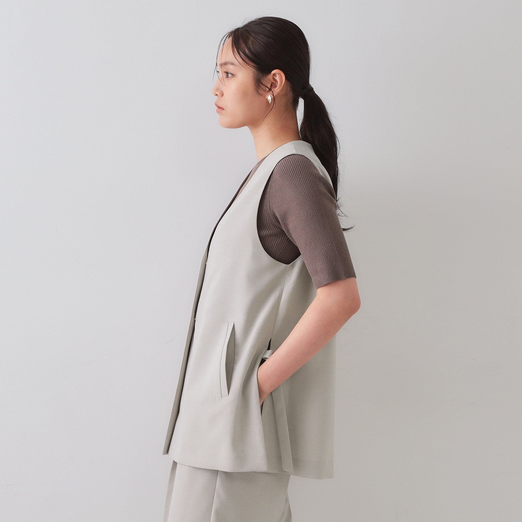 オペーク ドット クリップ OPAQUE.CLIP UV ストレッチVネックジレ/セットアップ対応【洗濯機洗い可/接触冷感/抗ピル】 (ライトグレー(011)) ライトグレー(011)