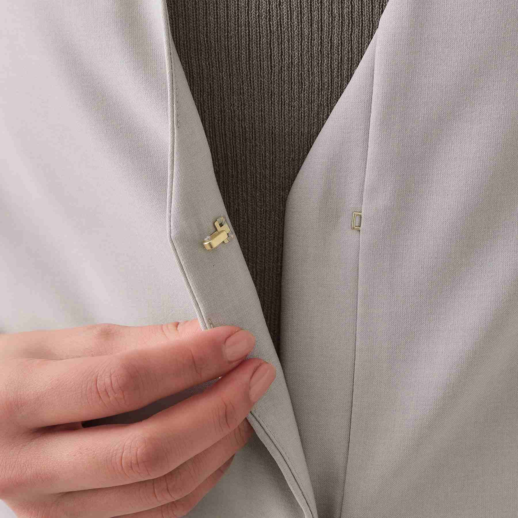 オペーク ドット クリップ OPAQUE.CLIP UV ストレッチVネックジレ/セットアップ対応【洗濯機洗い可/接触冷感/抗ピル】 (ライトグレー(011)) ライトグレー(011)