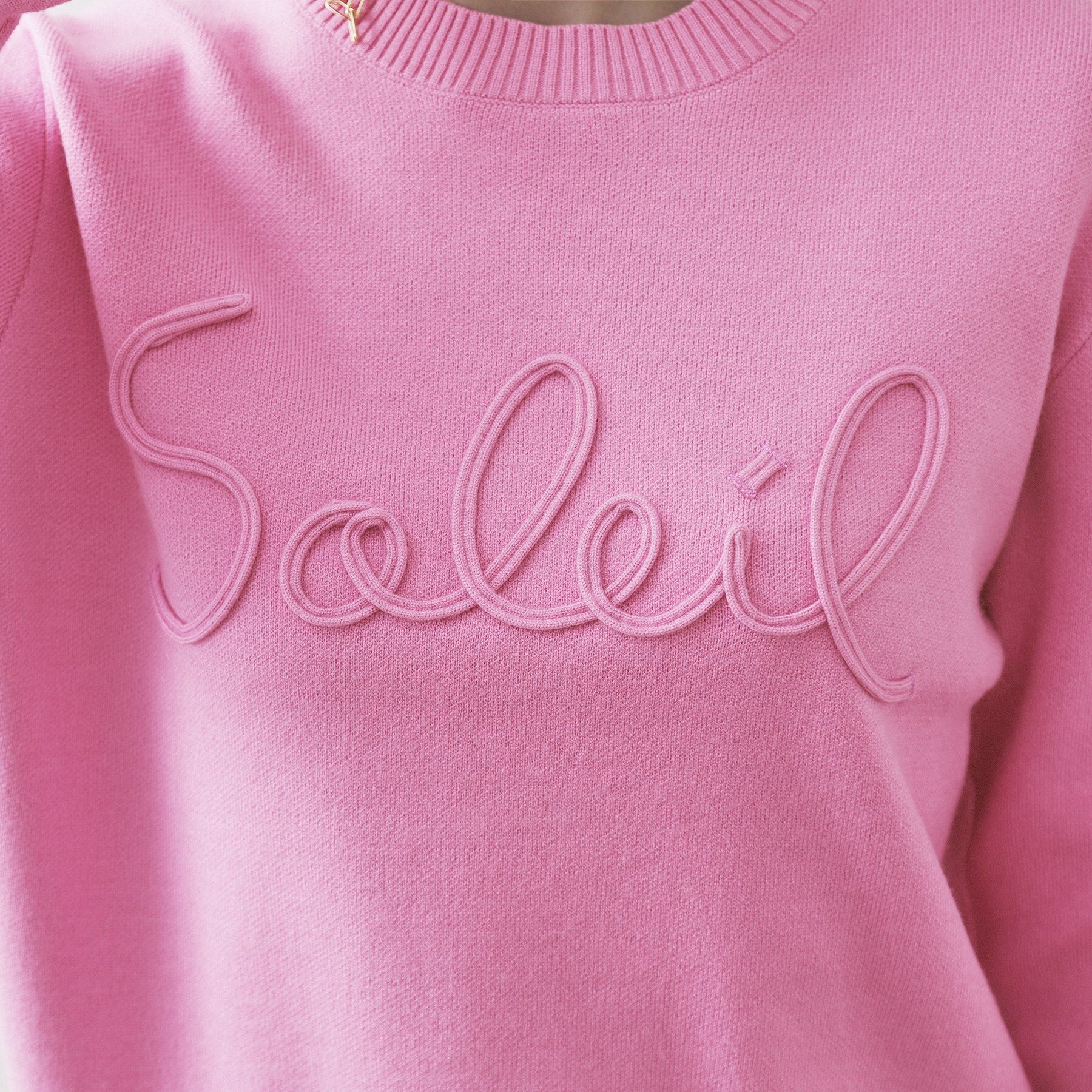 オペーク ドット クリップ OPAQUE.CLIP チェーン刺繍ロゴニットプルオーバー【洗濯機洗い可】 (ピンク(072)) ピンク(072)