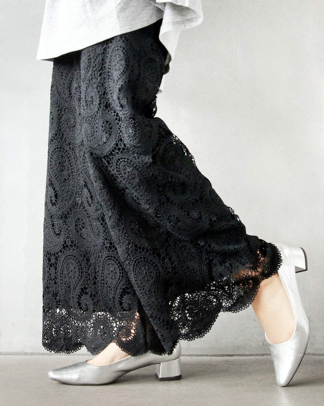 オトナ OTONA カッコ綺麗なブラックペイズリーレース×フレアパンツ (ブラック) ブラック