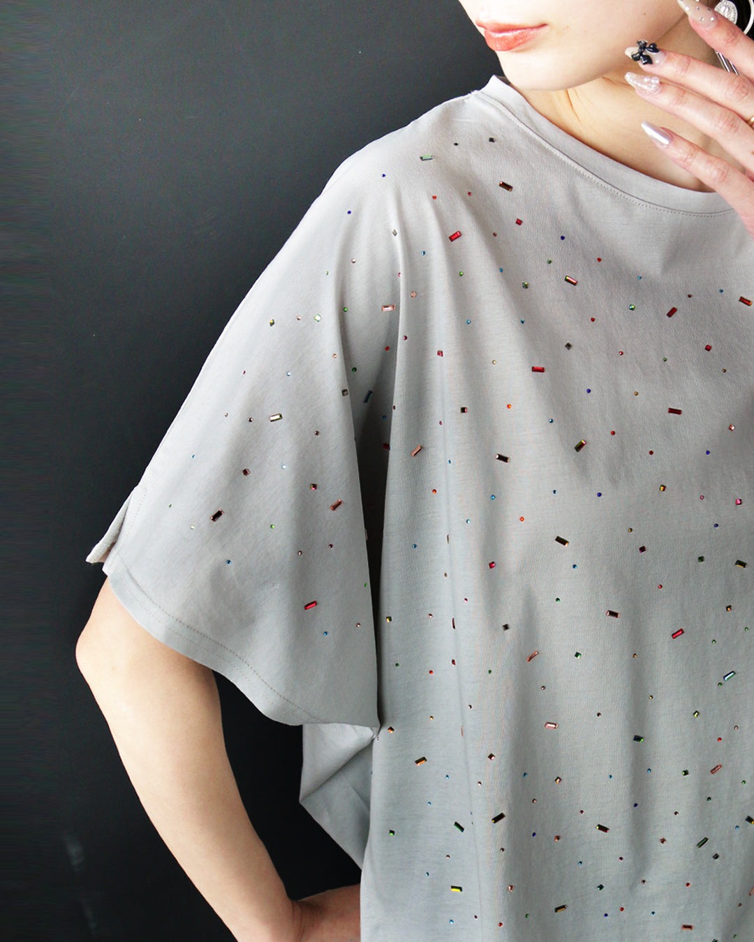 オトナ OTONA ときめく煌めき ビジュー付きTシャツ (ライトグレー) ライトグレー