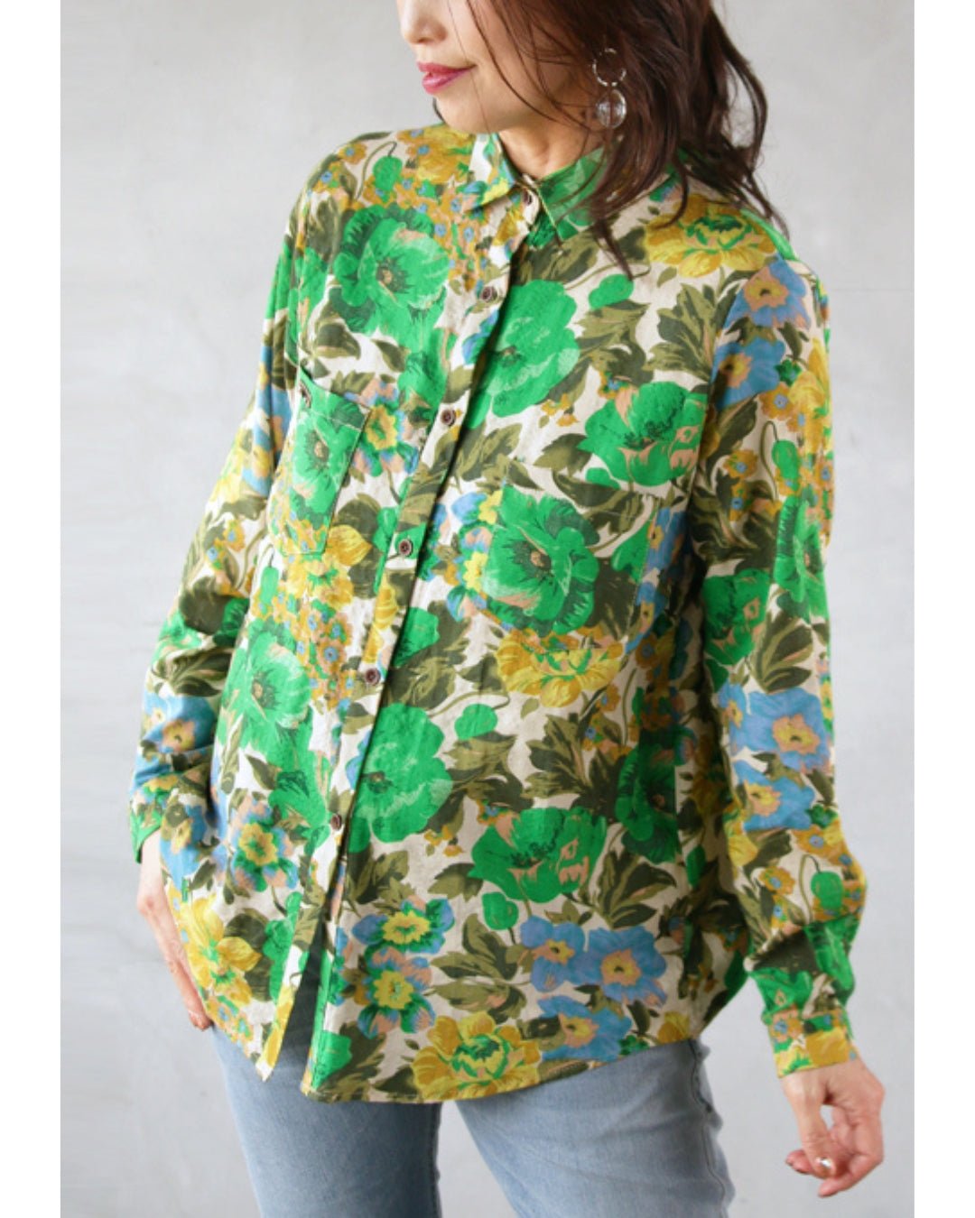 オトナ OTONA 大胆柄を纏う 華やかに彩るグリーンフラワーシャツ (グリーン) グリーン