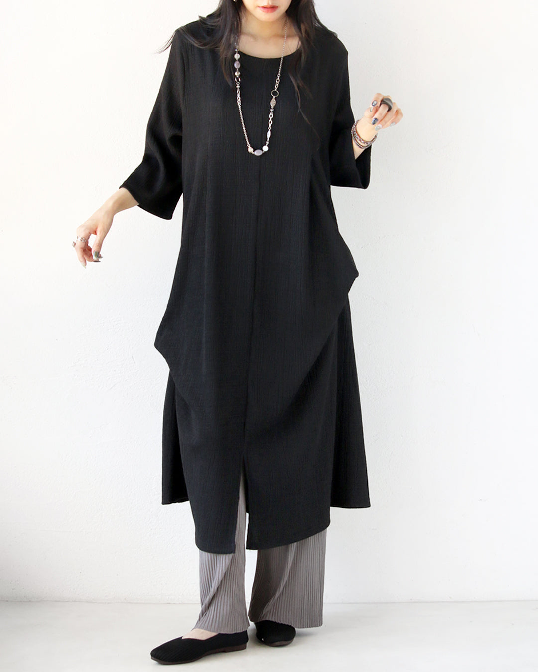 オトナ OTONA 無造作タックと落ち感が叶えるすっきり大人映え。 ゆったりタックワンピース (ブラック) ブラック