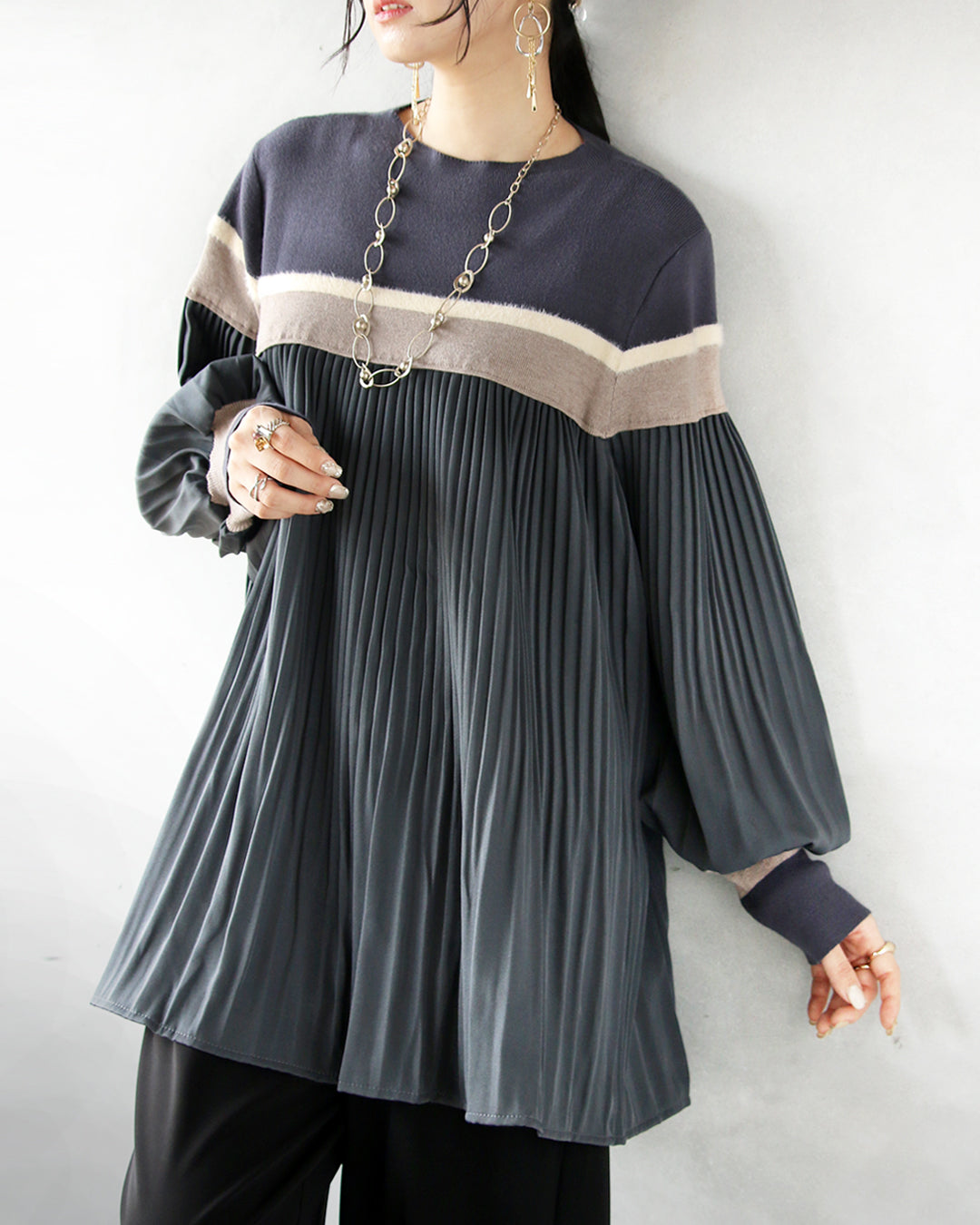 オトナ OTONA プリーツと配色ラインで魅せる大人可愛いゆったりトップス (グレー) グレー