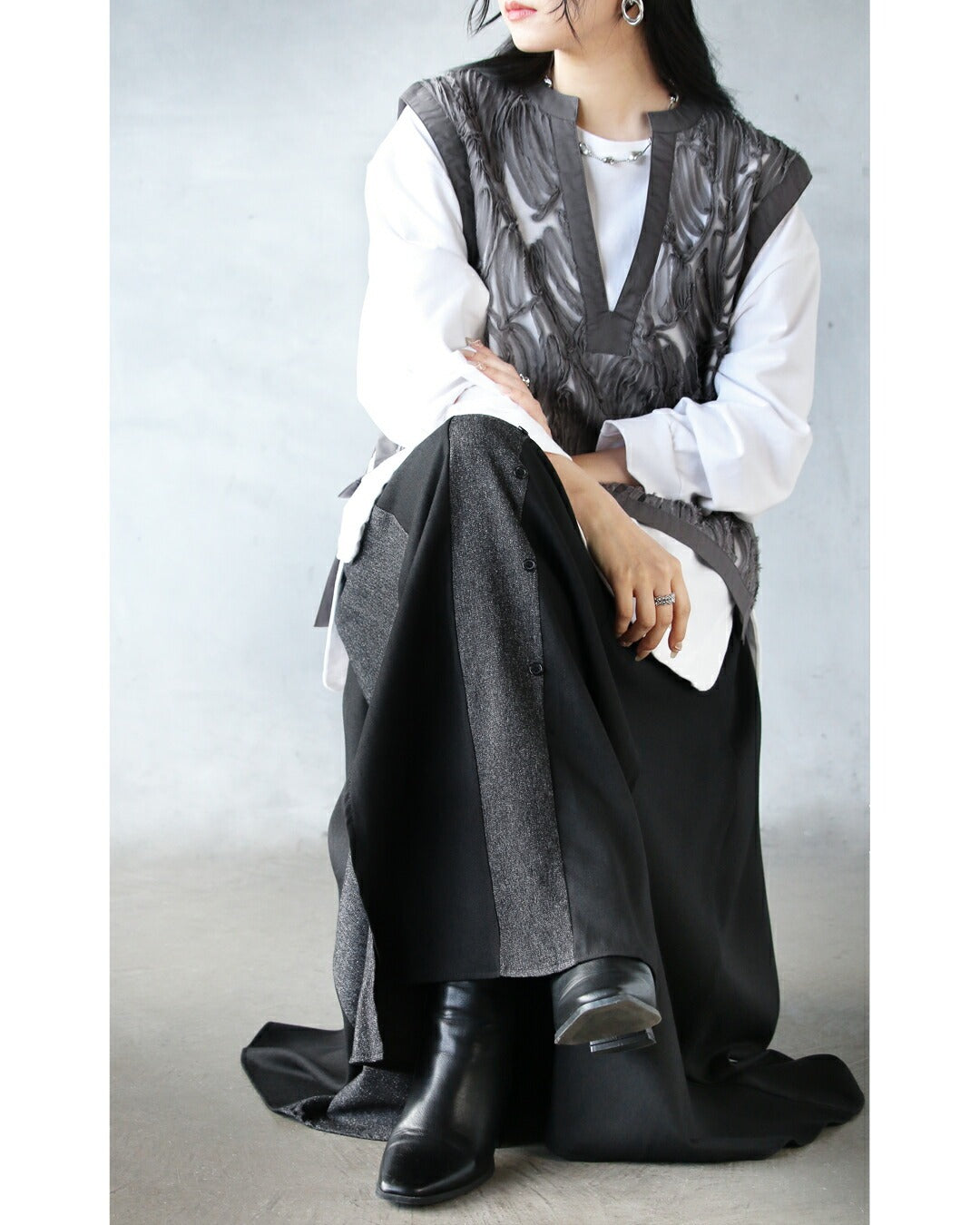 オトナ OTONA スッキリ見えと抜け感生む 異素材×スリットの大人モードスカート (ブラック) ブラック