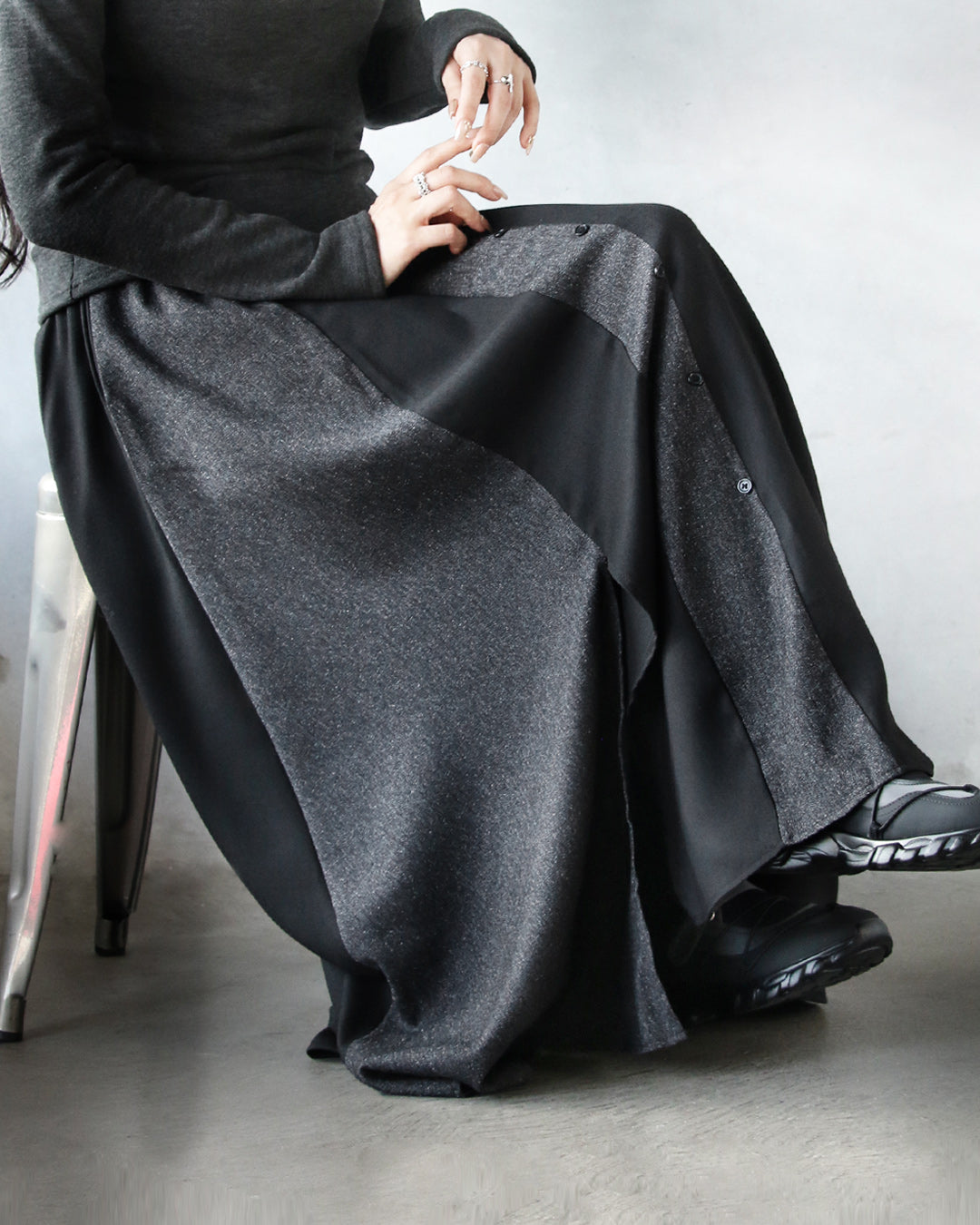 オトナ OTONA スッキリ見えと抜け感生む 異素材×スリットの大人モードスカート (ブラック) ブラック