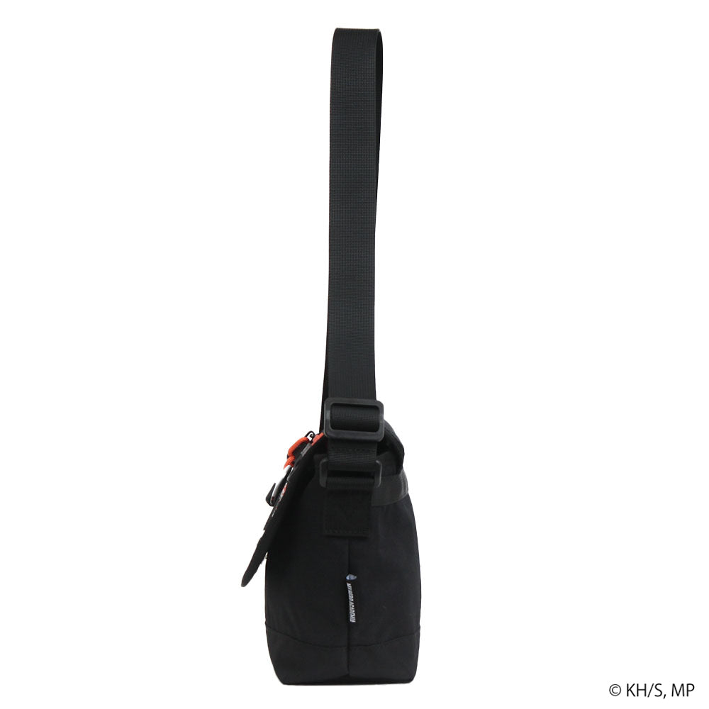 アウトドアプロダクツ OUTDOOR PRODUCTS 【僕のヒーローアカデミア×OUTDOOR PRODUCTS】缶バッチ付きフラップショルダー (グレー(死柄木弔)) グレー(死柄木弔)