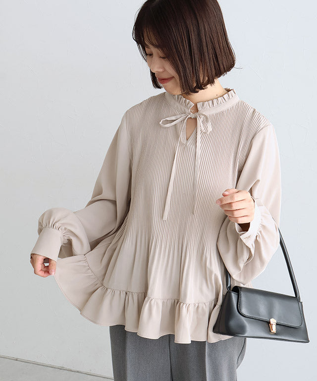 ピエロ Pierrot 消しプリーツフリルネックブラウス (グレージュ) グレージュ
