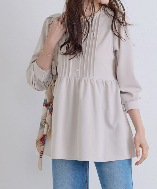 ピエロ Pierrot 【低身長向け】ピンタックパールフレアTブラウス (グレー) グレー