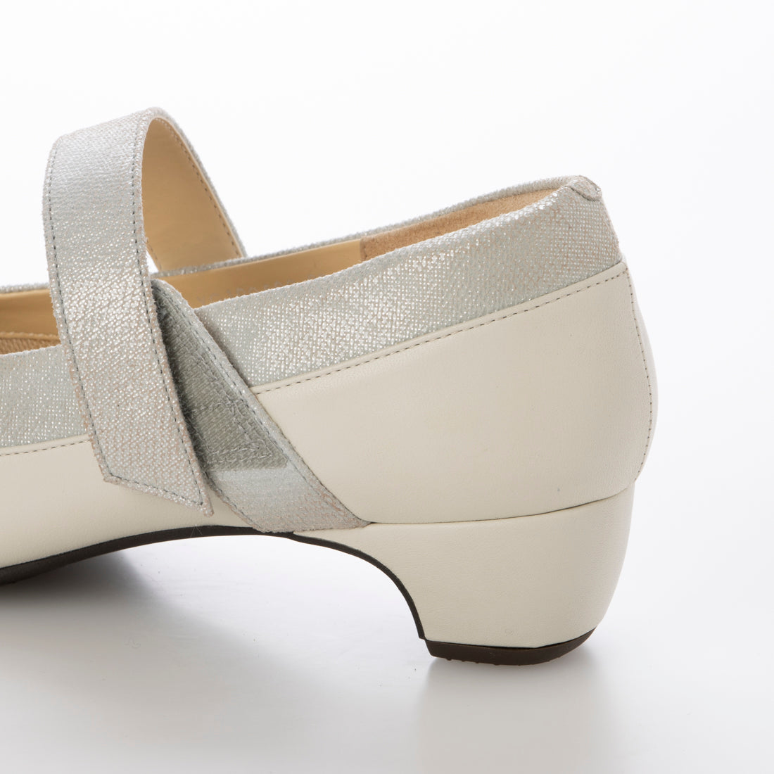 パドカトル Pas de Quatre Eレザーメリージェーンパンプス (アイボリー) アイボリー