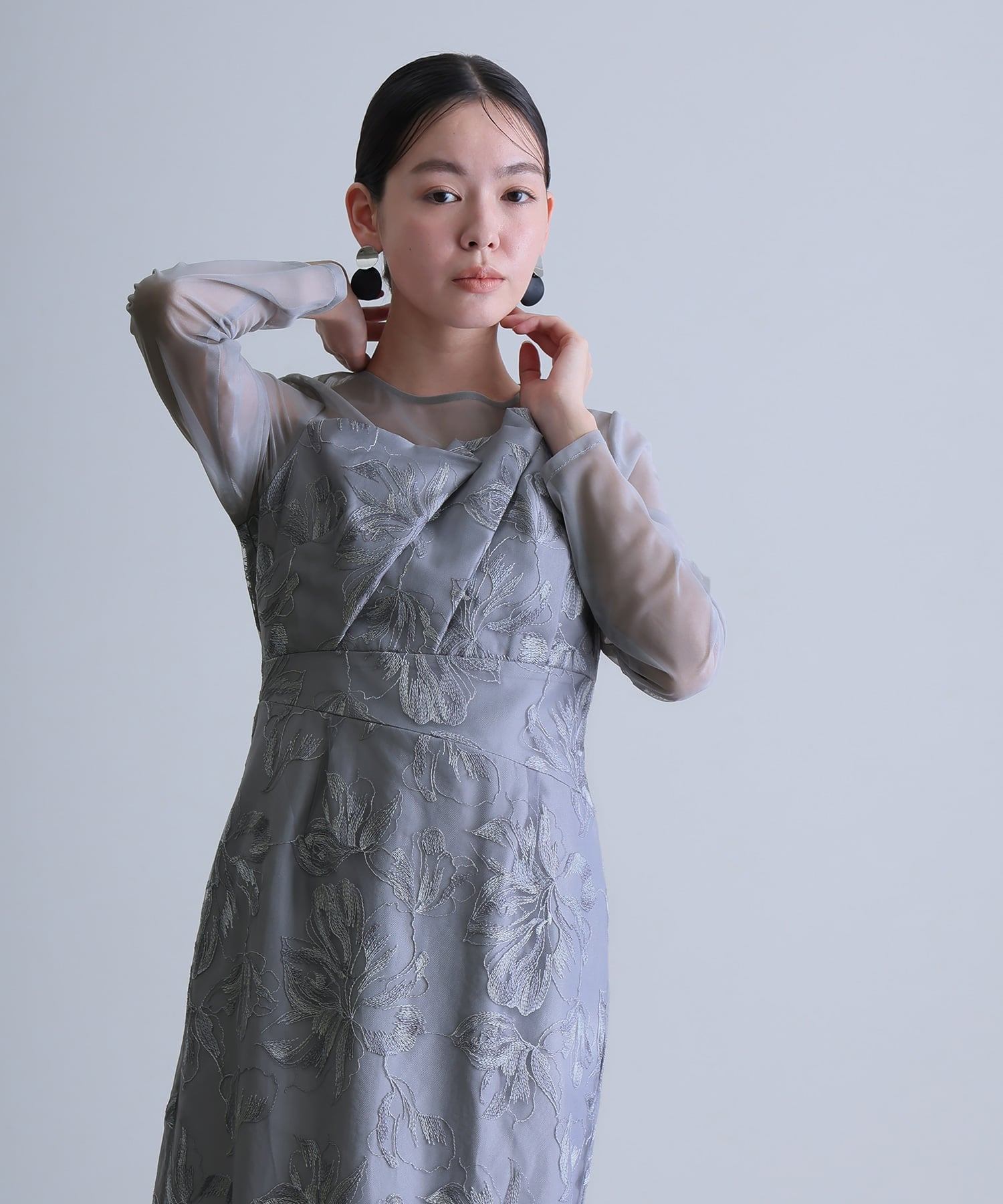 プールヴー PourVous フロントプリーツ フラワー刺繍 アシンメトリー パーティードレスお呼ばれミモレ丈&袖あり結婚式二次会フォーマルオケージョンドレス同窓会成人式 フォーマル ワンピース パーティードレス (グレー) グレー