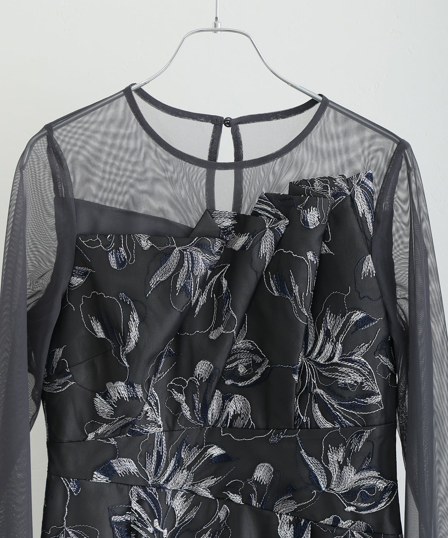 プールヴー PourVous フロントプリーツ フラワー刺繍 アシンメトリー パーティードレスお呼ばれミモレ丈&袖あり結婚式二次会フォーマルオケージョンドレス同窓会成人式 フォーマル ワンピース パーティードレス (グレー) グレー