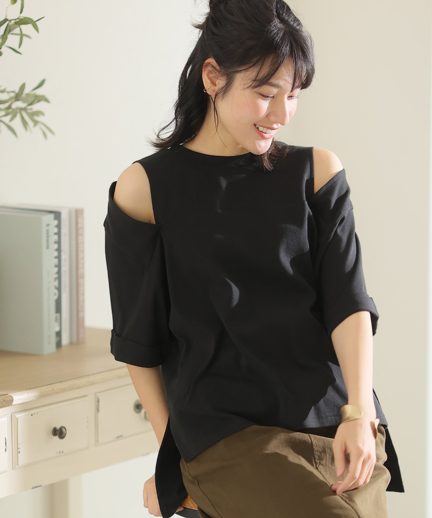 プールヴー PourVous ショルダーオープン半袖Tシャツ (ブラック) ブラック