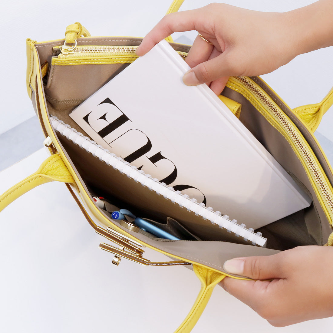<Long-selling>【Item worn in TV drama】Perche nylon cowhide twist metal fittings tote bag