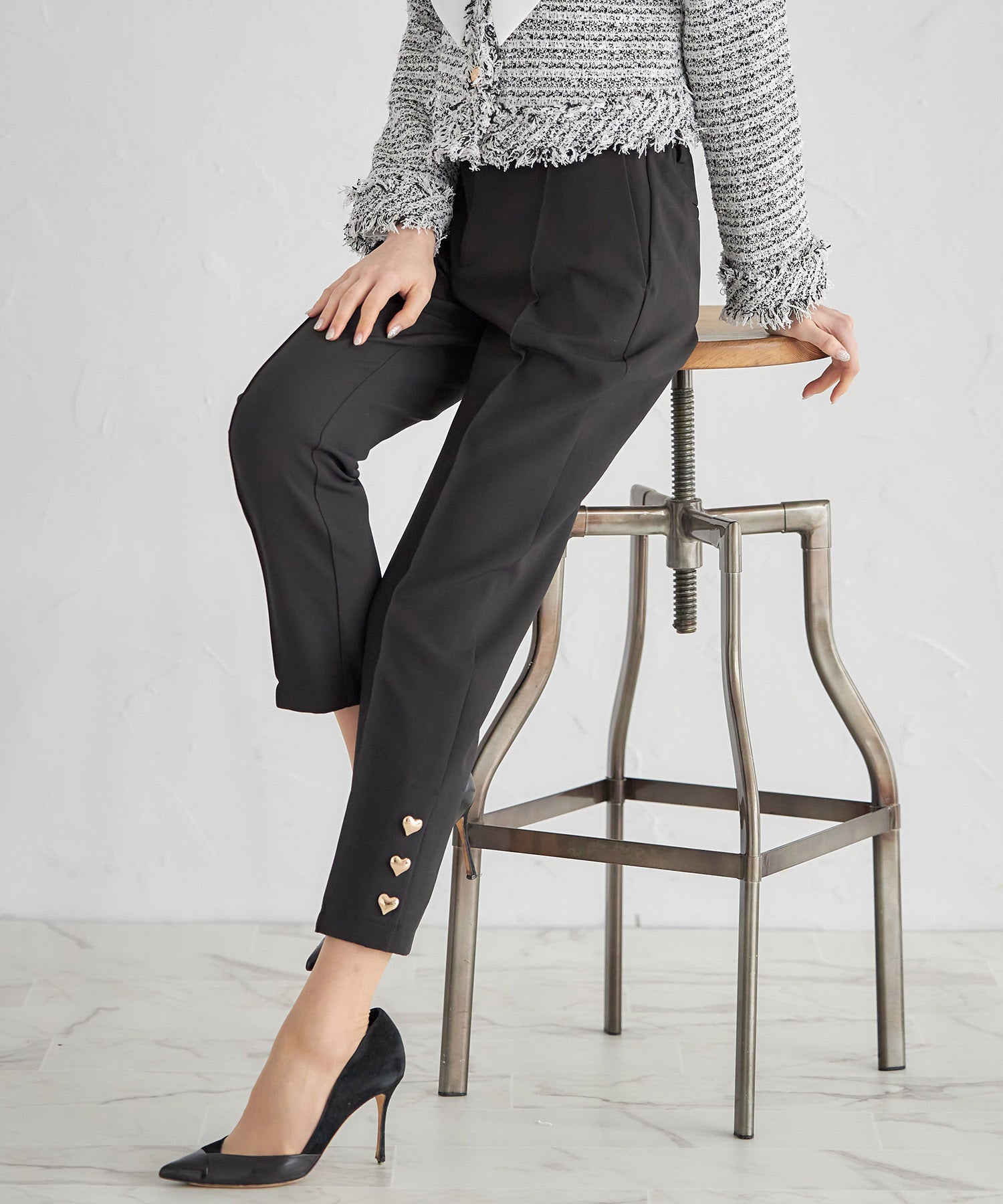 トッコクローゼット Tocco Closet Pocketed Hem Heart Button Decorative Tapered Pants