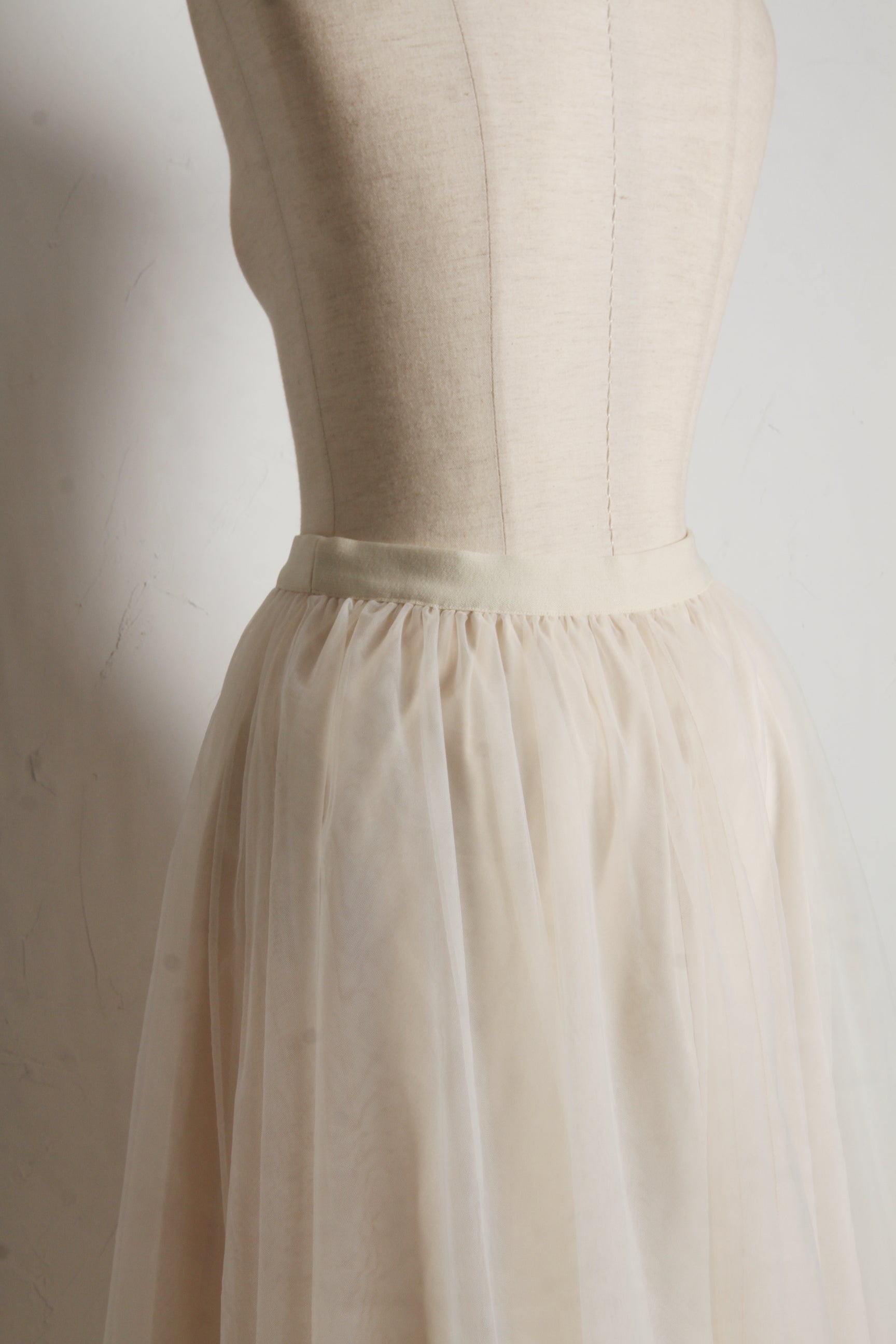 トッコクローゼット tocco closet フラワー釦ショート丈ニットカーディガン×チュールフレアスカートSET ブラック