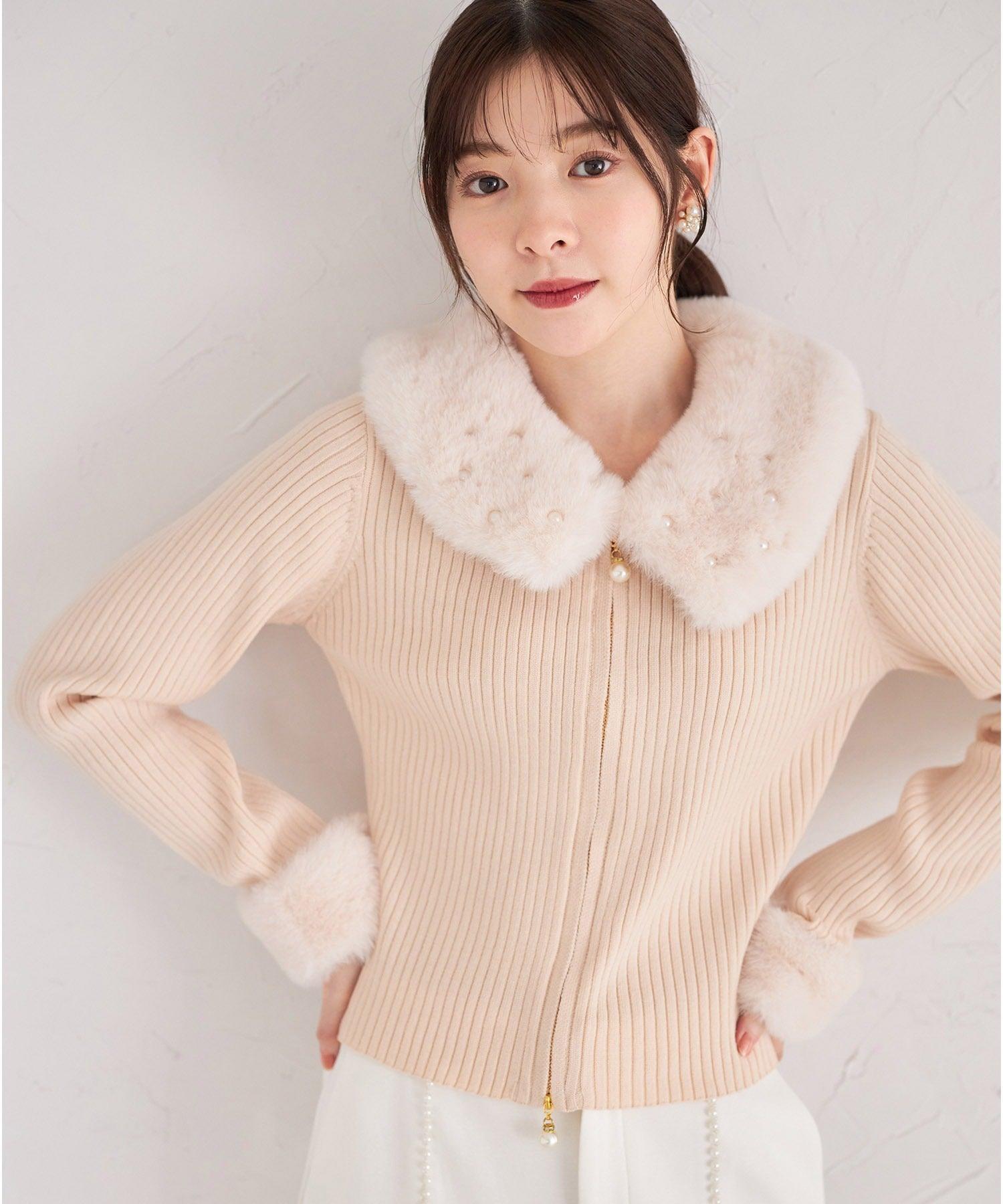 トッコクローゼット tocco closet 取り外し可能なファー付きパール装飾ジップリブニットプルオーバー ベージュ