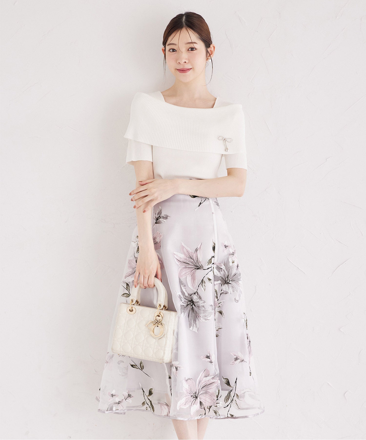 トッコクローゼット tocco closet ビジューリボンブローチ付きオフショルリブニットプルオーバー ホワイト