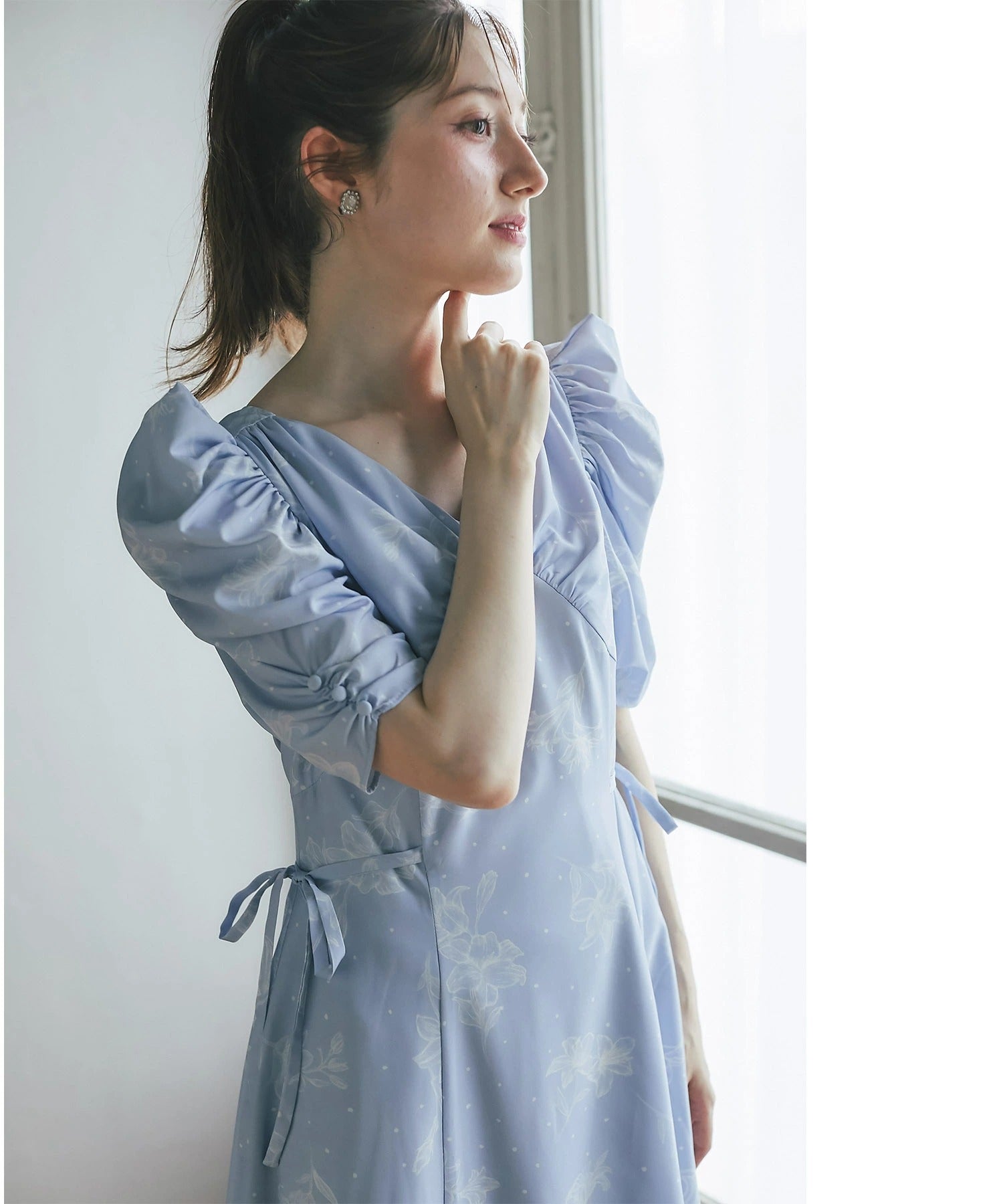 トッコクローゼット tocco closet サイドリボン付きパワーショルダーフラワープリントワンピース ブルー