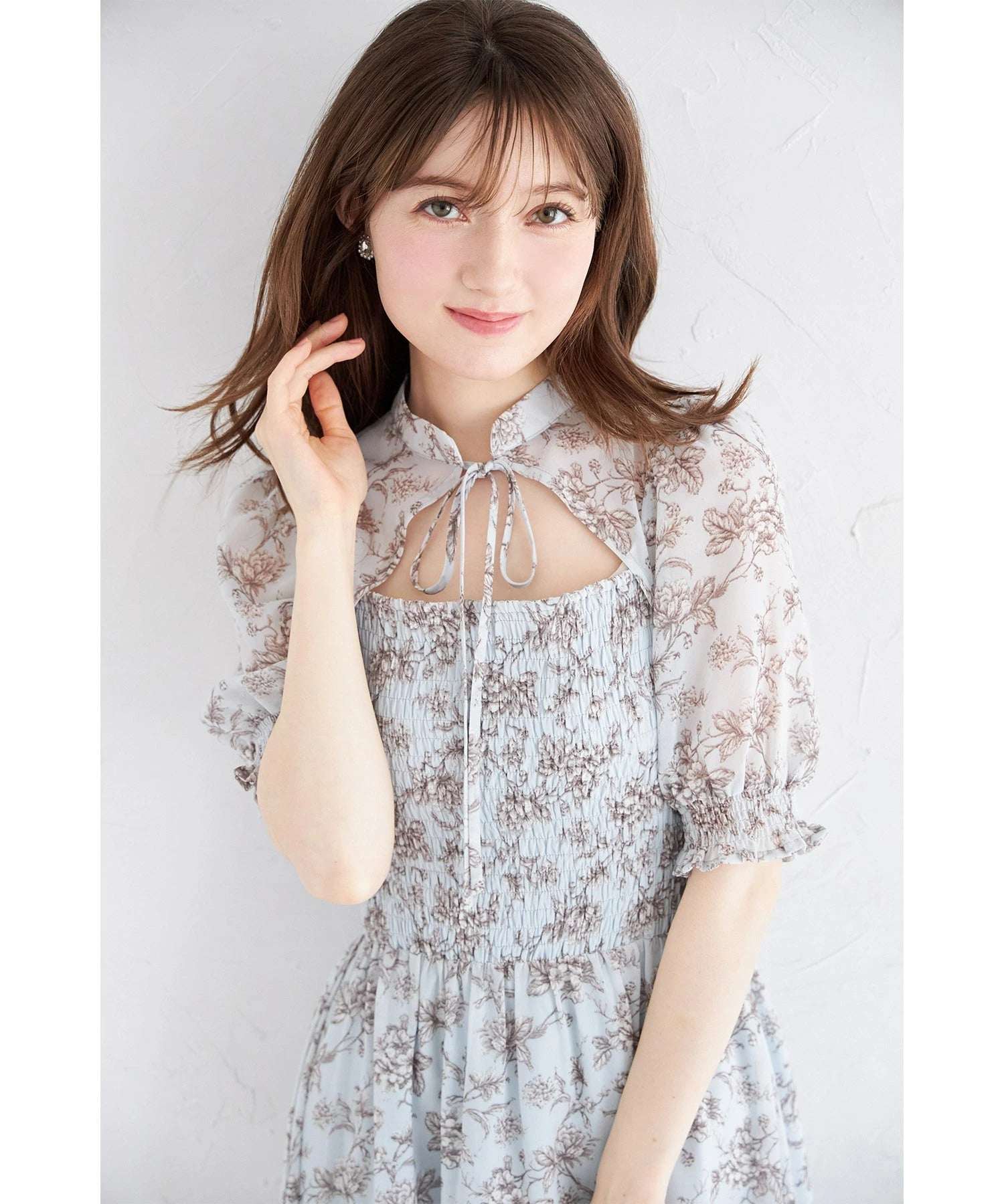 トッコクローゼット tocco closet リボン付きオープンデコルテシャーリングフラワートワルドジュイプリントワンピース ブルー