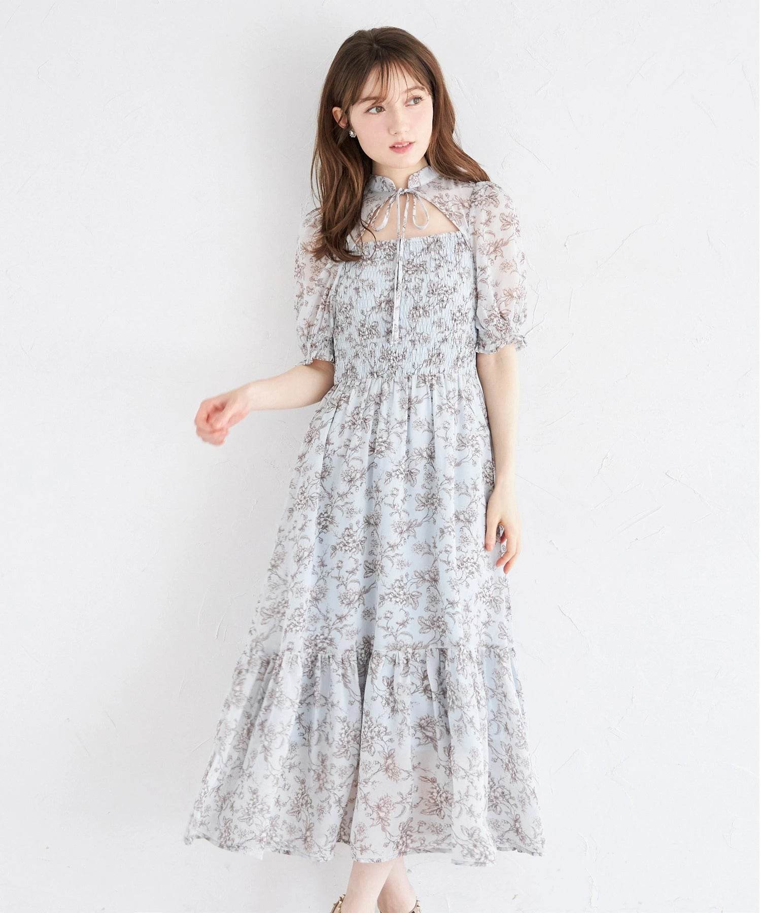 トッコクローゼット tocco closet リボン付きオープンデコルテシャーリングフラワートワルドジュイプリントワンピース ブルー