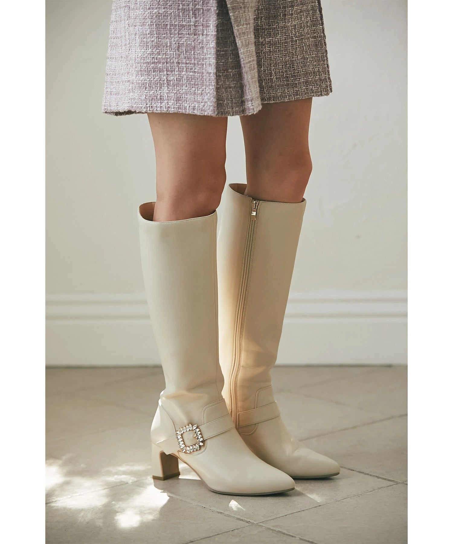 トッコクローゼット tocco closet ベルトデザインバックルビジュー付きロングブーツ ホワイト