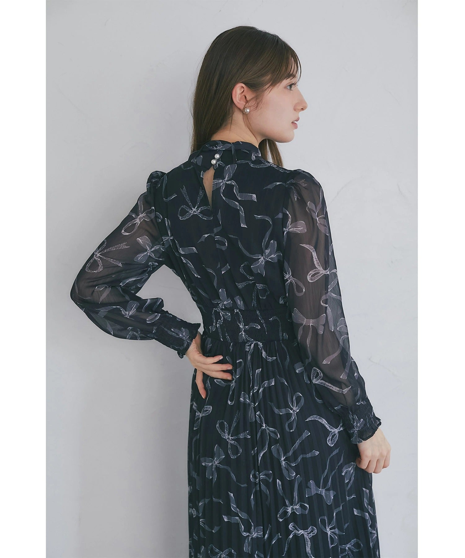 トッコクローゼット tocco closet 2WAYボウタイリボン付きリボンプリントシャーリングプリーツワンピース グレー