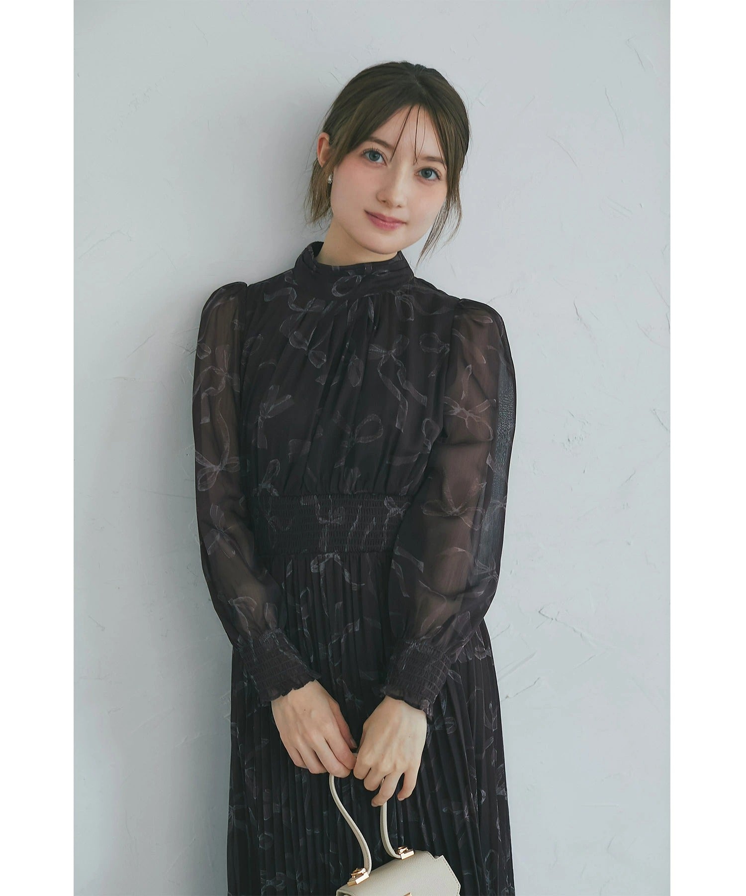 トッコクローゼット tocco closet 2WAYボウタイリボン付きリボンプリントシャーリングプリーツワンピース ブラウン