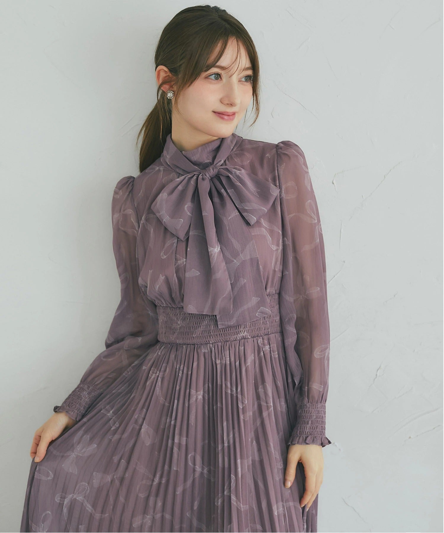 トッコクローゼット tocco closet 2WAYボウタイリボン付きリボンプリントシャーリングプリーツワンピース ピンク