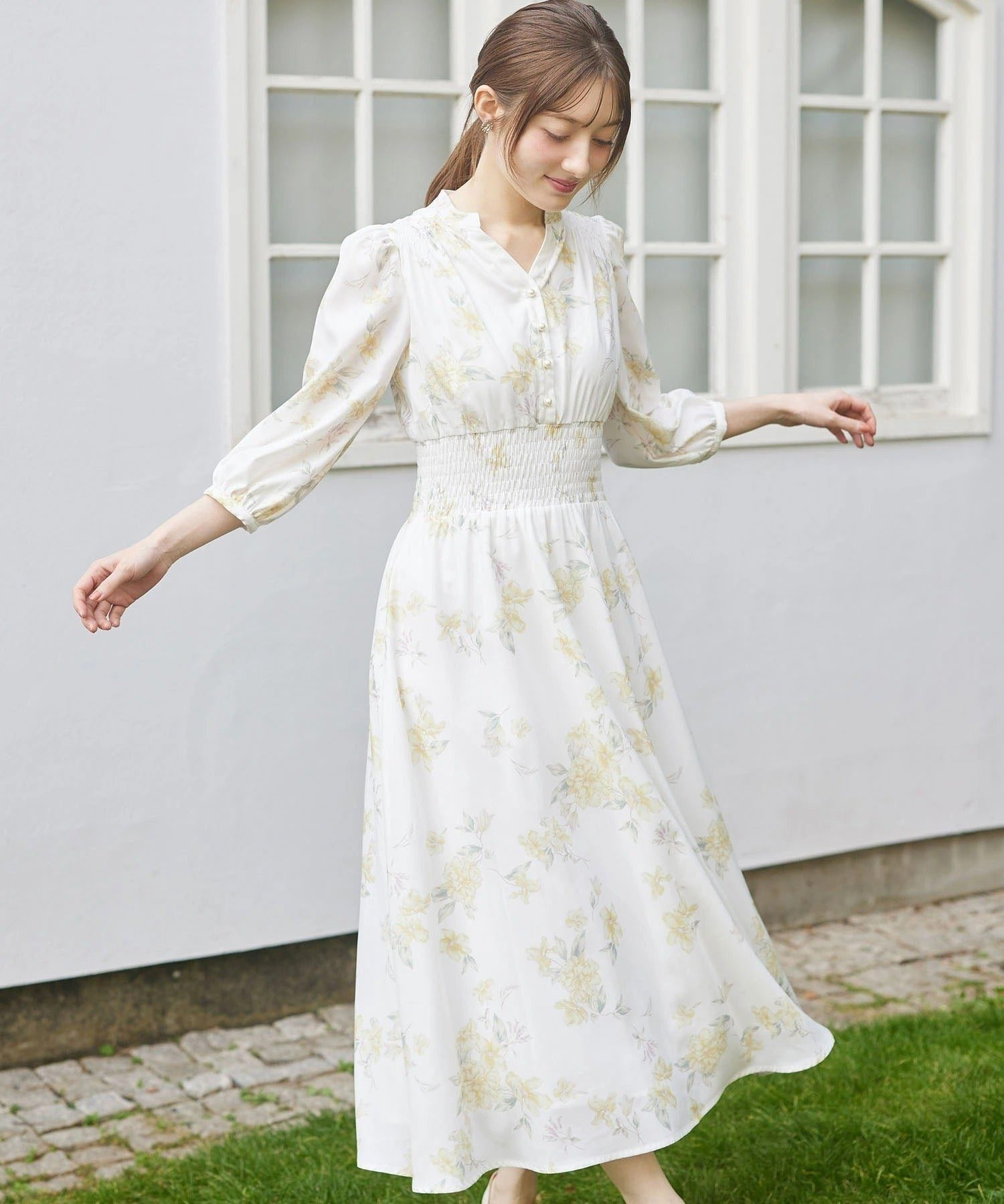 トッコクローゼット tocco closet スタイルUP見えするウエストシャーリングスキッパーフラワープリントワンピース イエロー