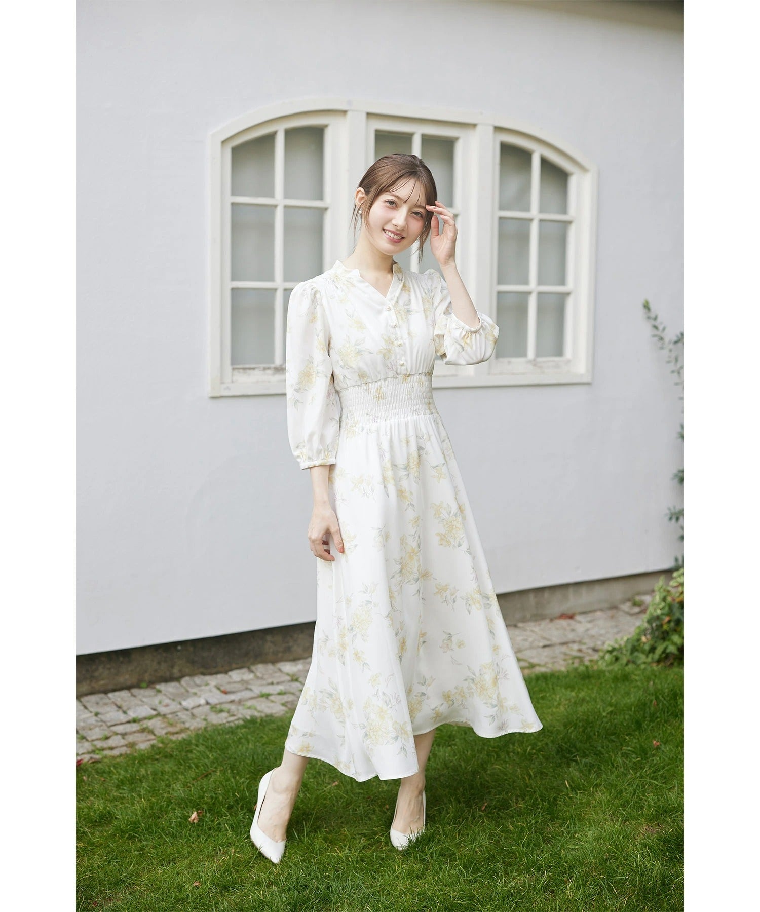 トッコクローゼット tocco closet スタイルUP見えするウエストシャーリングスキッパーフラワープリントワンピース イエロー