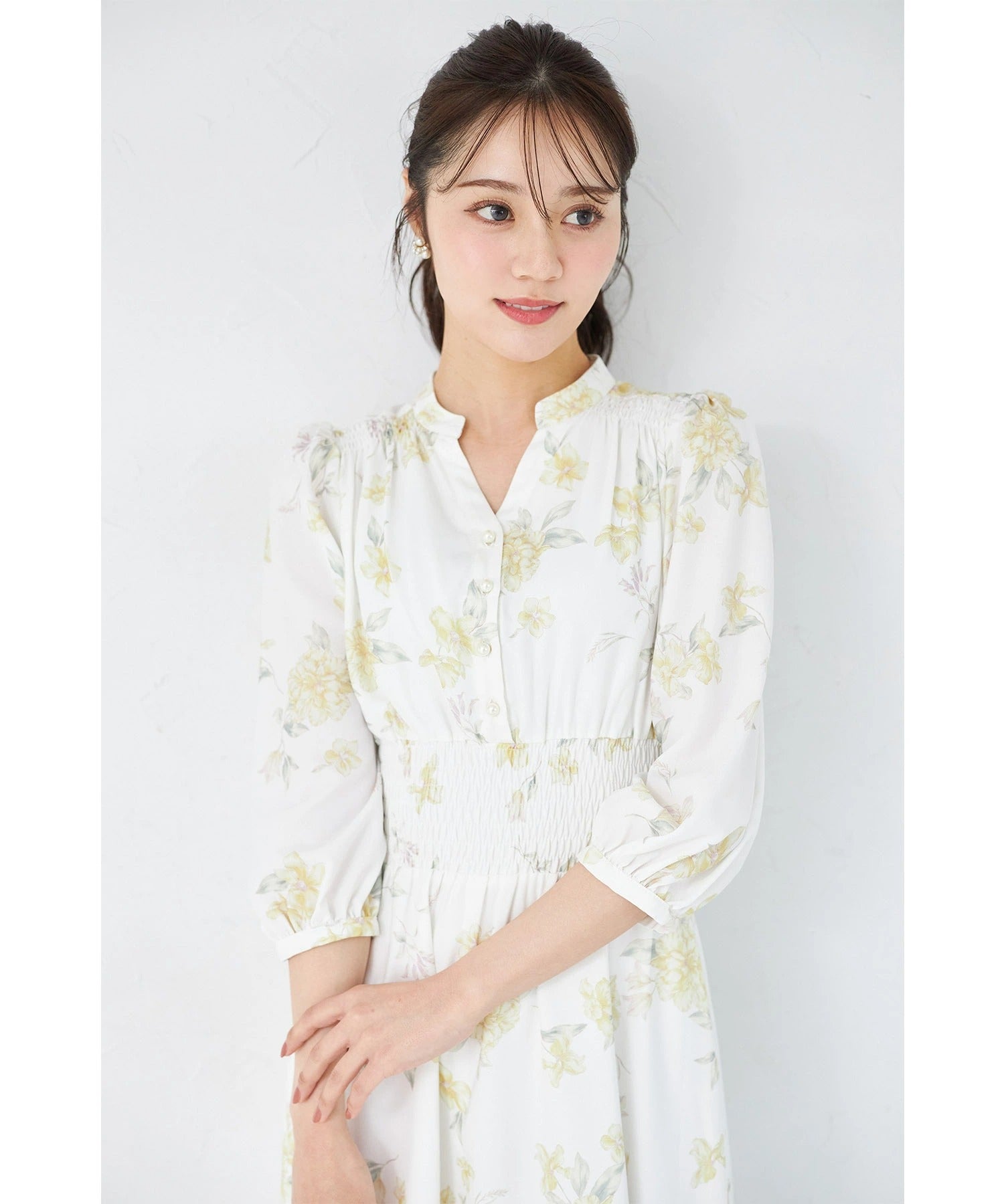 トッコクローゼット tocco closet スタイルUP見えするウエストシャーリングスキッパーフラワープリントワンピース イエロー