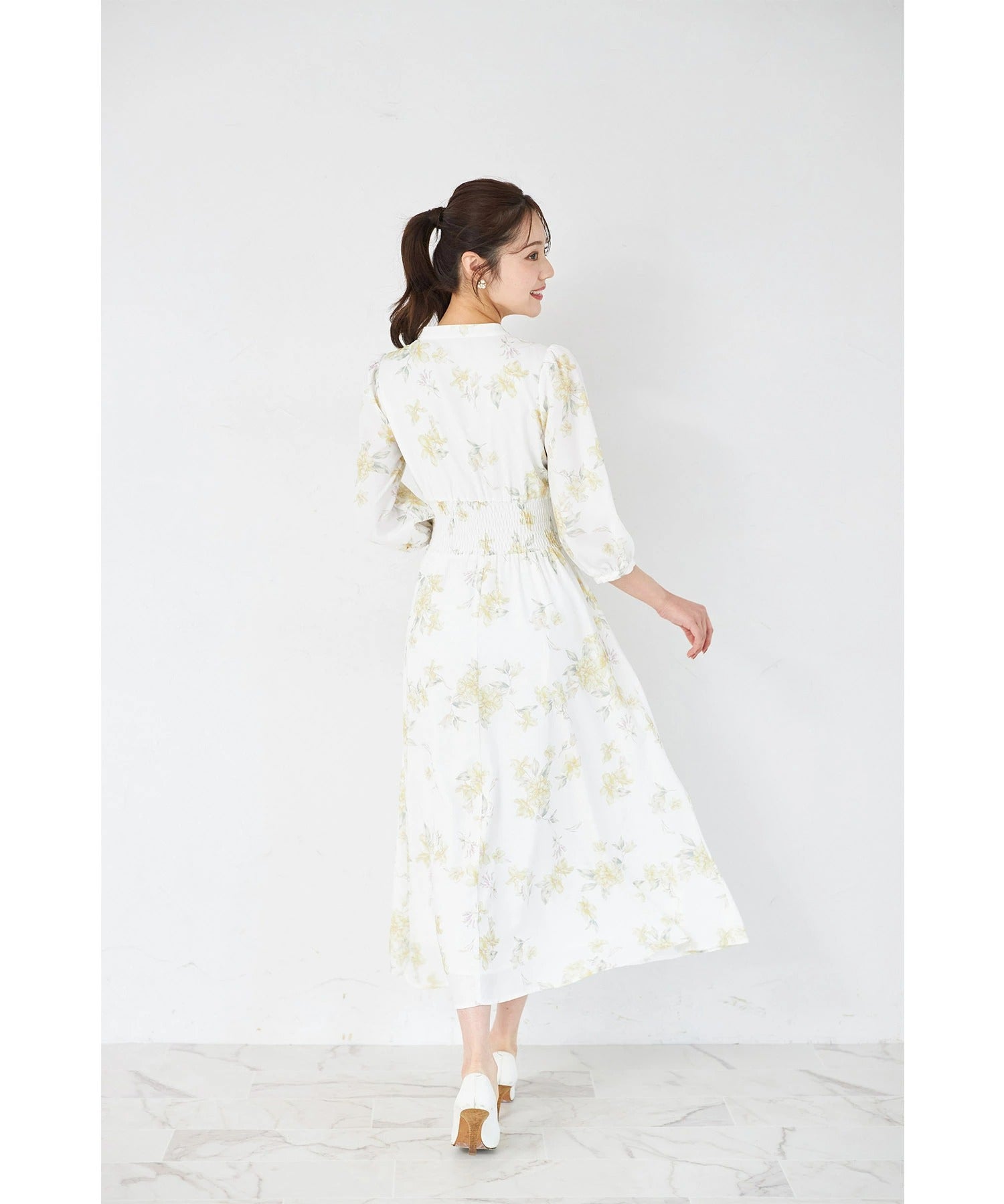 トッコクローゼット tocco closet スタイルUP見えするウエストシャーリングスキッパーフラワープリントワンピース イエロー