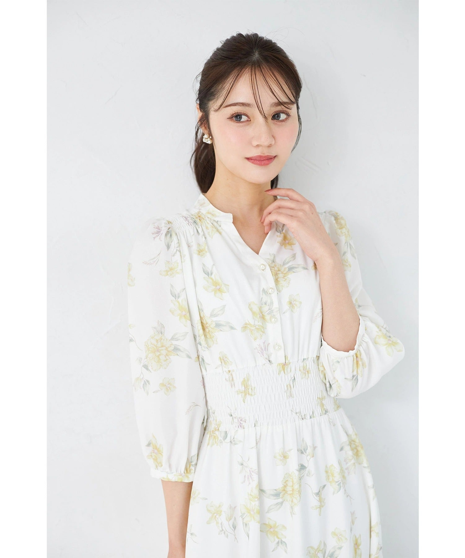 トッコクローゼット tocco closet スタイルUP見えするウエストシャーリングスキッパーフラワープリントワンピース イエロー