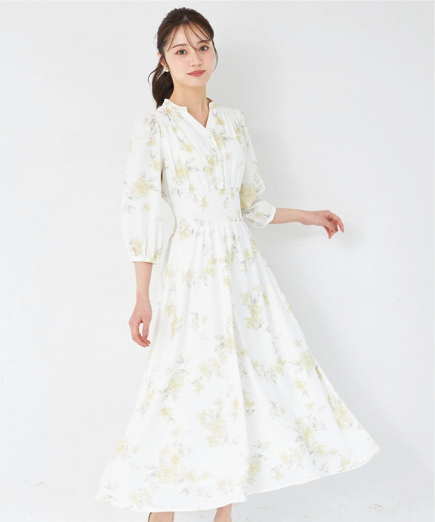 トッコクローゼット tocco closet スタイルUP見えするウエストシャーリングスキッパーフラワープリントワンピース イエロー