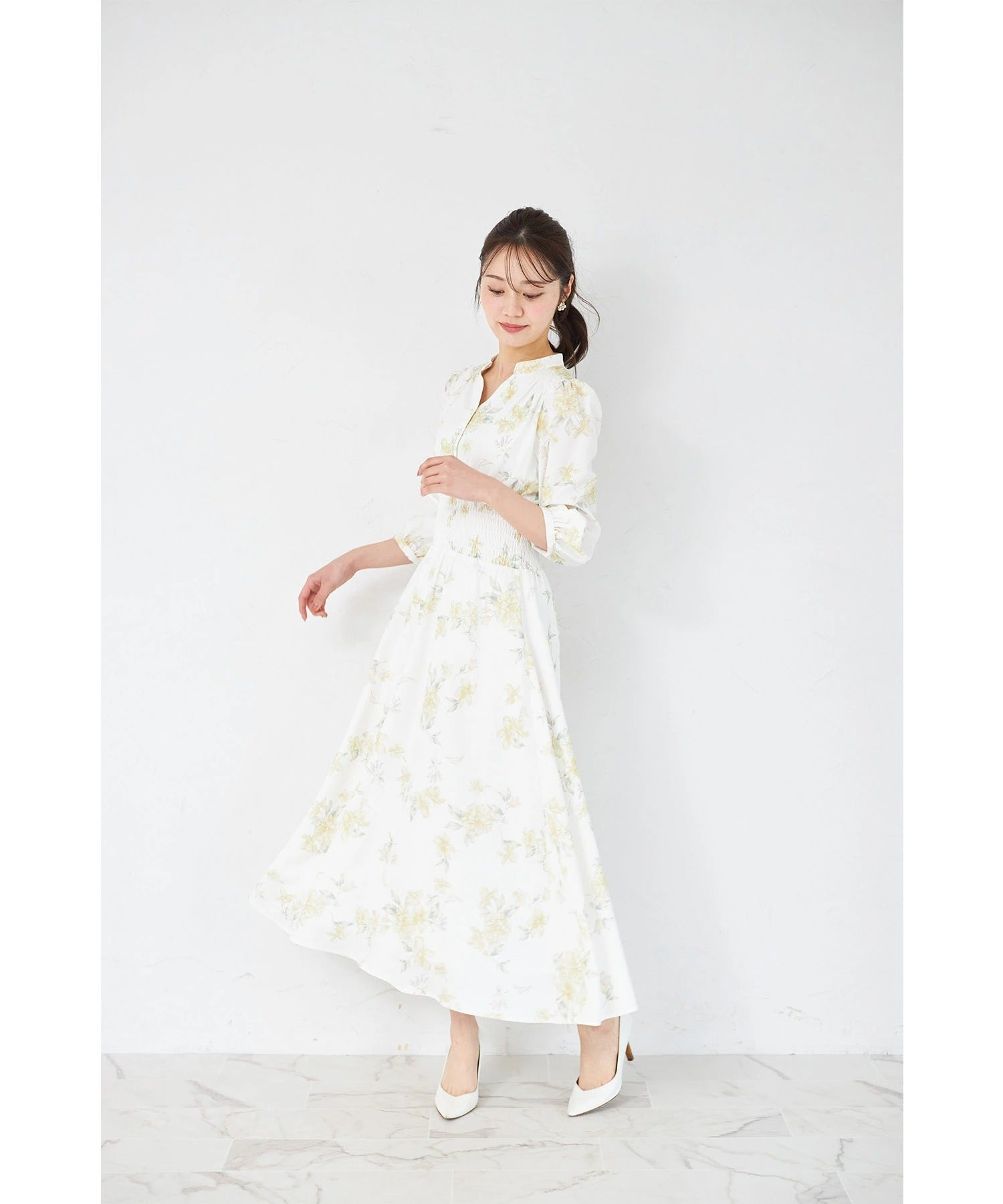 トッコクローゼット tocco closet スタイルUP見えするウエストシャーリングスキッパーフラワープリントワンピース イエロー