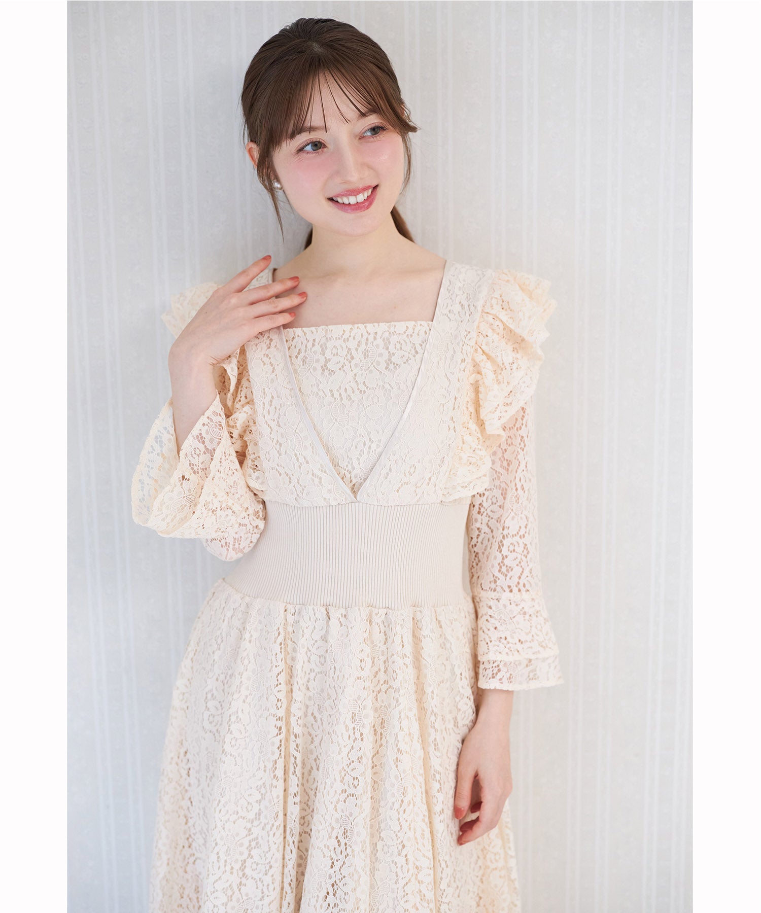 トッコクローゼット tocco closet お呼ばれシーンで大活躍するウエストリブフリルレースワンピース ベージュ