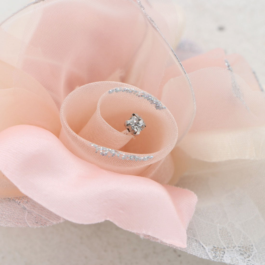"Prendre la joie" Glitter Wrapped Rose Corsage with 3 Flowers