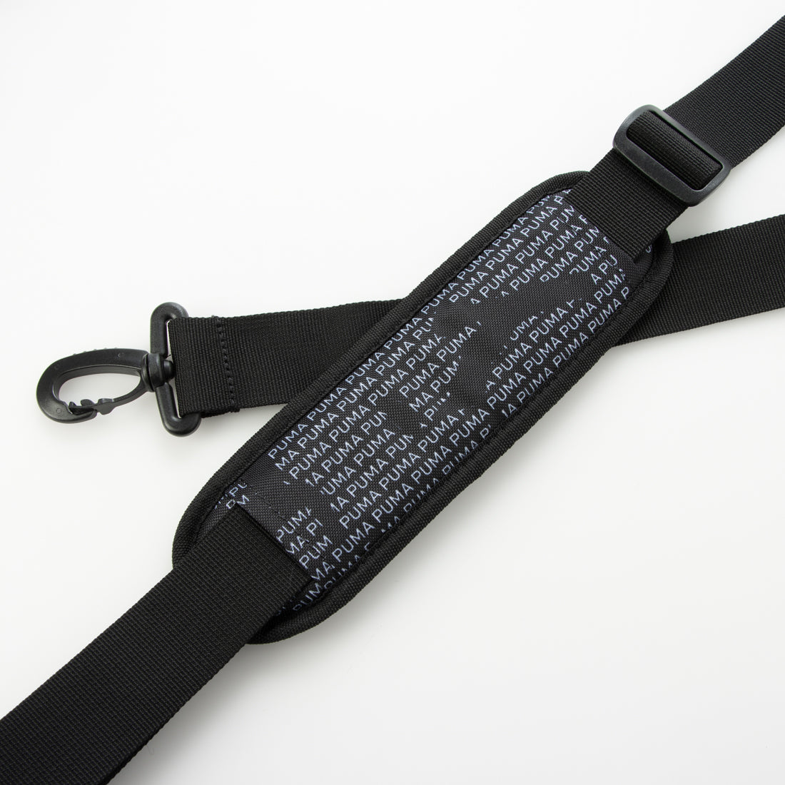 プーマ PUMA チャレンジャー AOP ミディアム プロ バッグパック 58L トレーニングバッグ (ブラック×ロゴ) ブラック×ロゴ