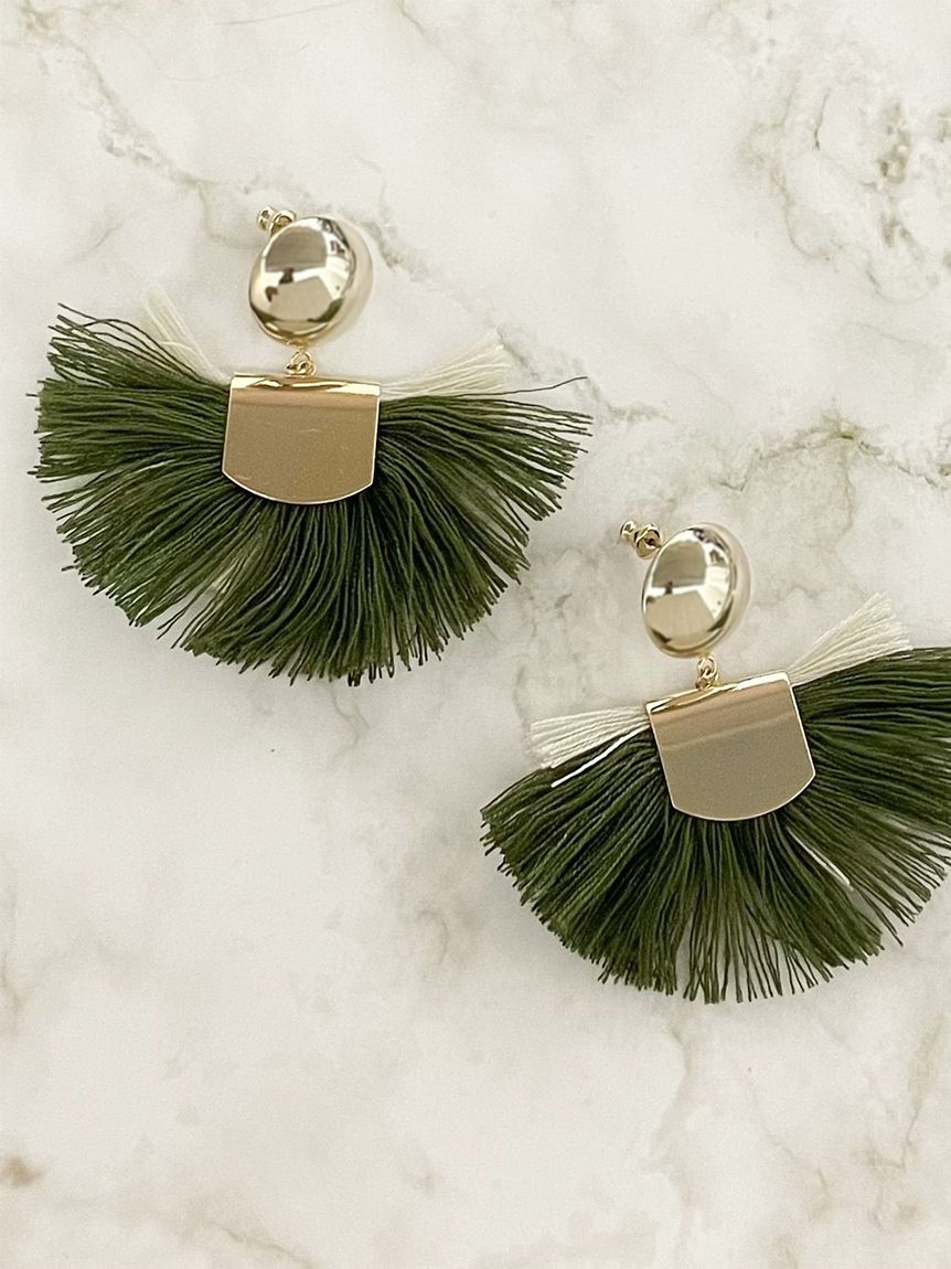 クイーンズコート QUEENS COURT メタルフリンジピアス (グリーン) グリーン